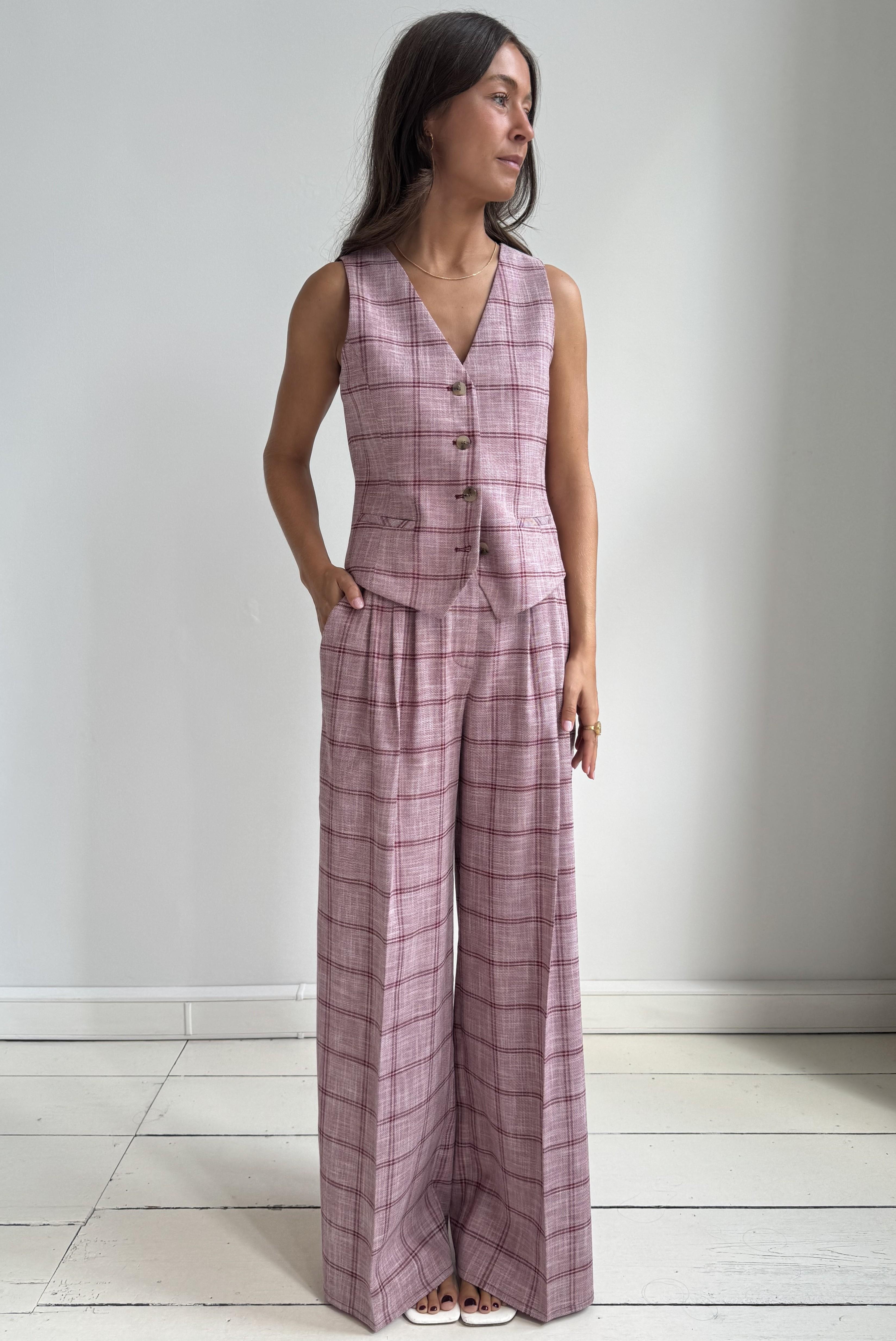 https://images.femalesconceptstore.becosoft.net/articles/Leonie_pink-burgundystripes3-IMG_3372.jpeg?height=150&width=150&scale=canvas&qs=4911