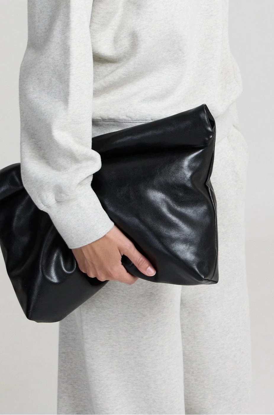 https://images.femalesconceptstore.becosoft.net/articles/Lewisenvelopeblackfoldedenvelopebag1.webp?qs=6803