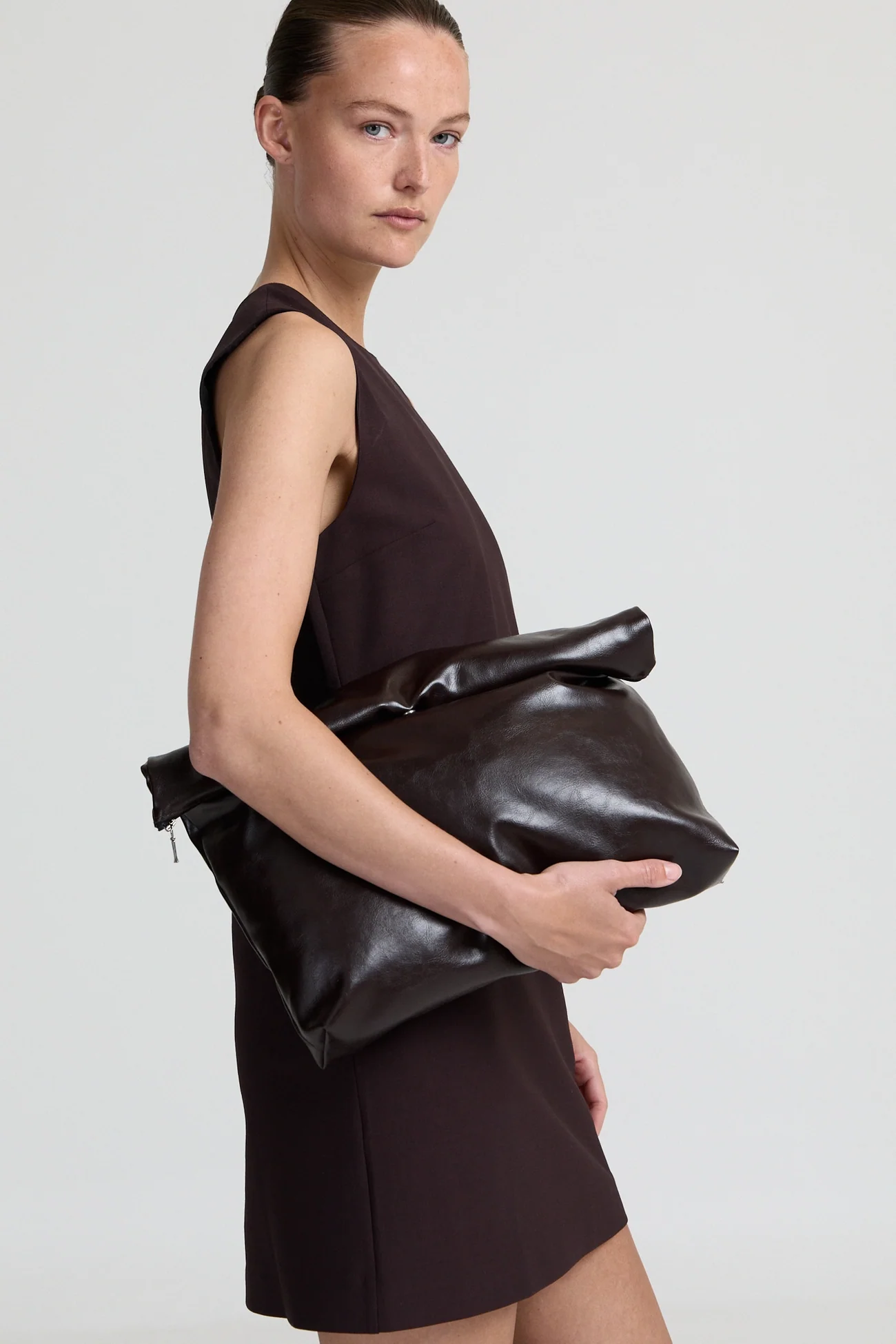 https://images.femalesconceptstore.becosoft.net/articles/Lewisenvelopebrownfoldedenvelopebag2.webp?qs=6801
