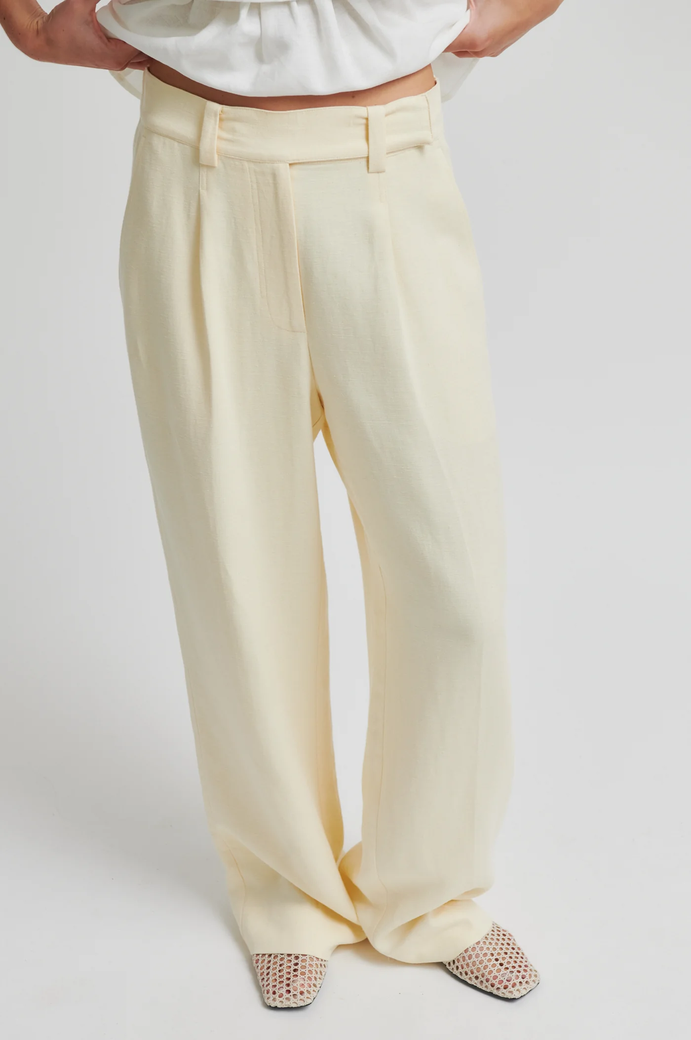 https://images.femalesconceptstore.becosoft.net/articles/Linotrouser360656-2063_12_700x.webp?qs=5430