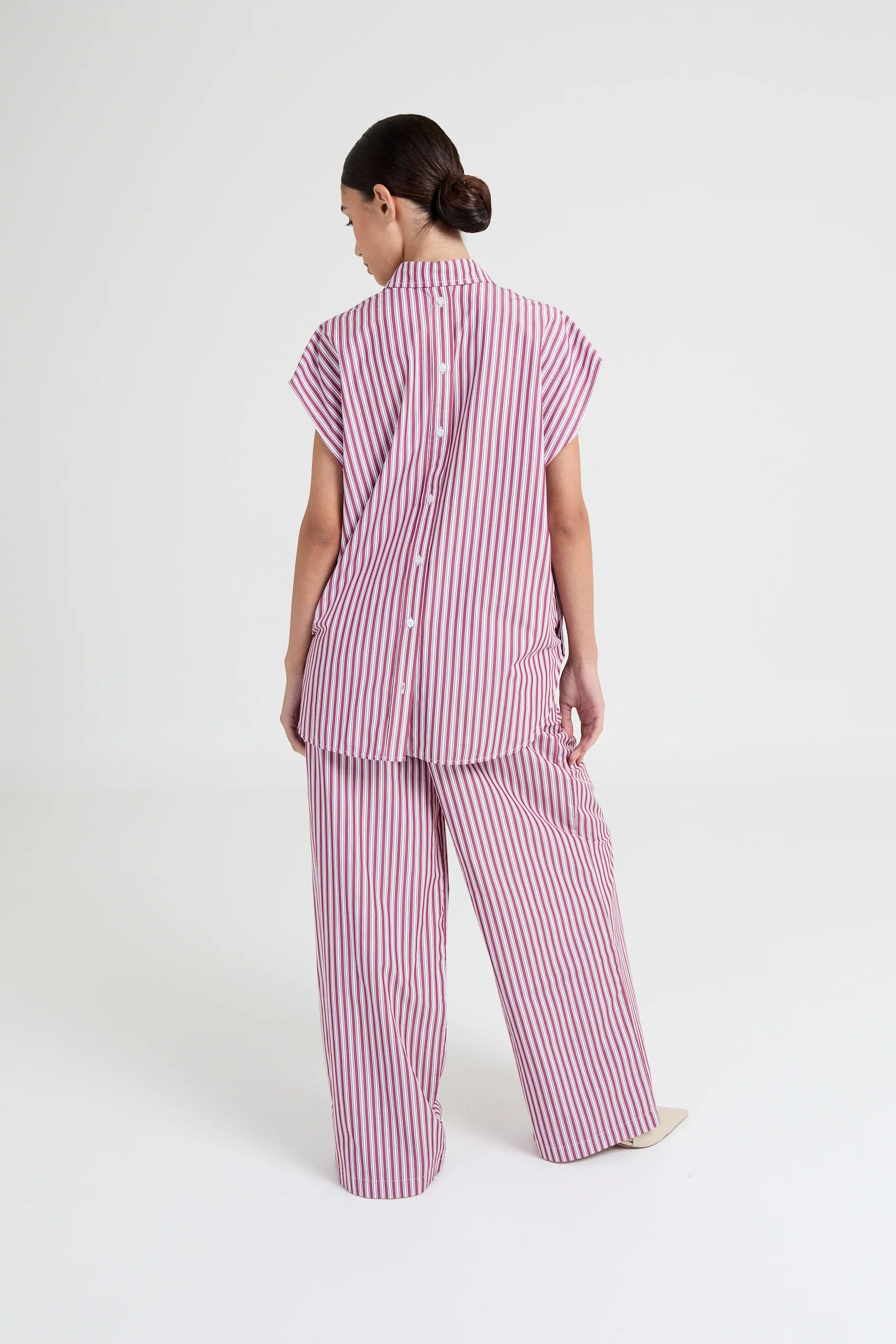 https://images.femalesconceptstore.becosoft.net/articles/Livthelabel_LeoniePantsPinkBurgundyStripe_1.webp?qs=5440
