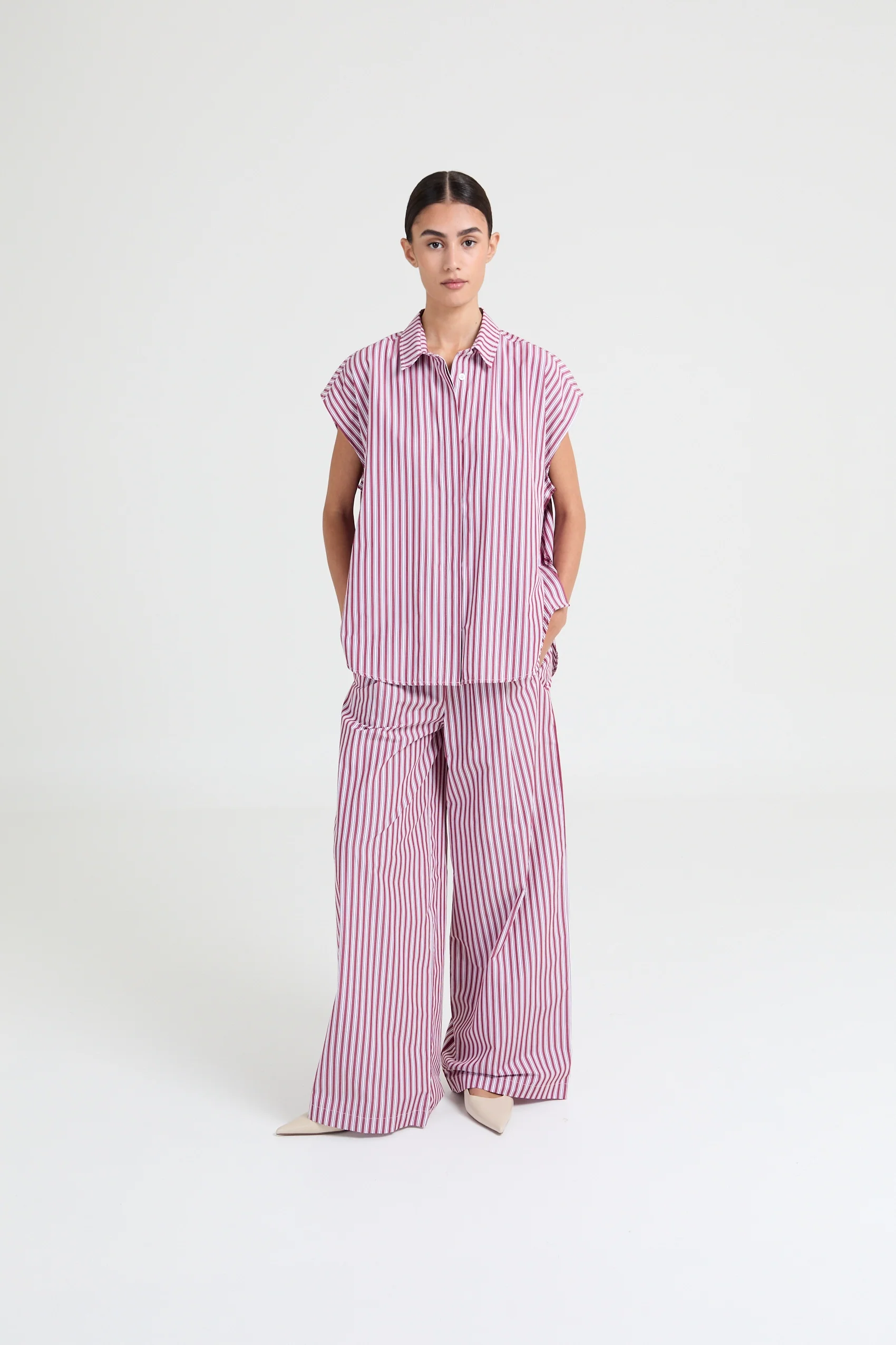 https://images.femalesconceptstore.becosoft.net/articles/Livthelabel_LeoniePantsPinkBurgundyStripe_2.webp?qs=5439