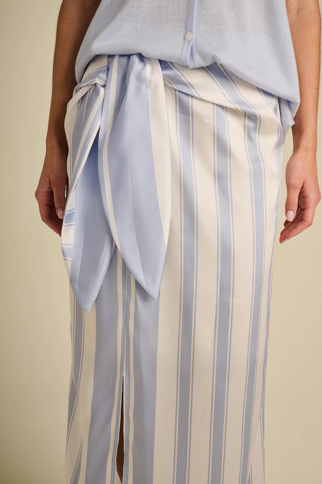 https://images.femalesconceptstore.becosoft.net/articles/Luminous_skirt_sunny_stripes_skyblue_2.webp?qs=4974