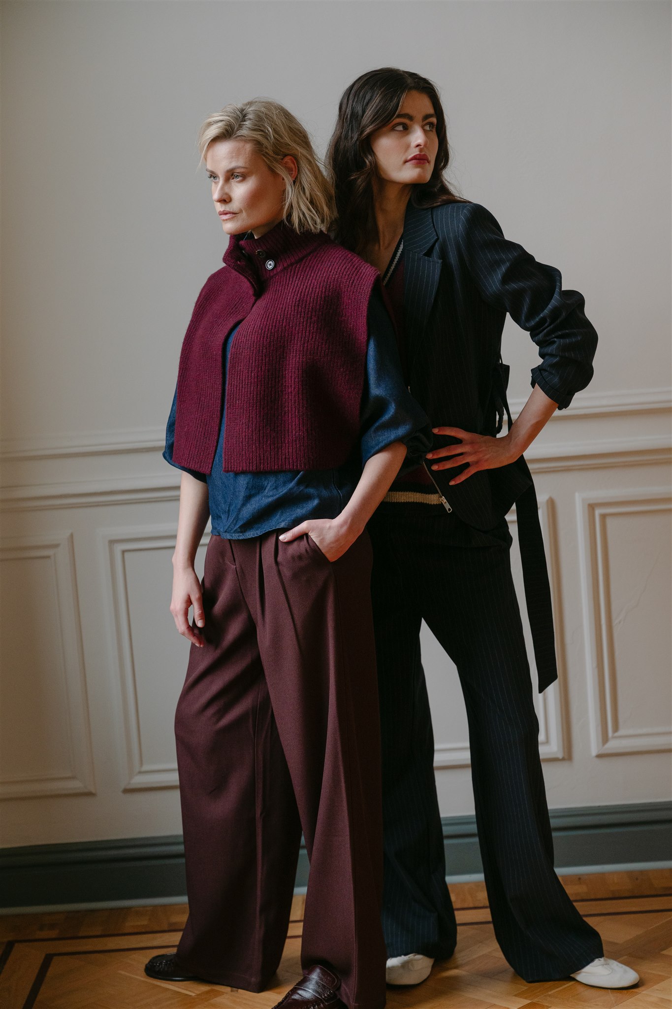 https://images.femalesconceptstore.becosoft.net/articles/LuxW6trouser-Burgundy-134-37.jpg?qs=6417