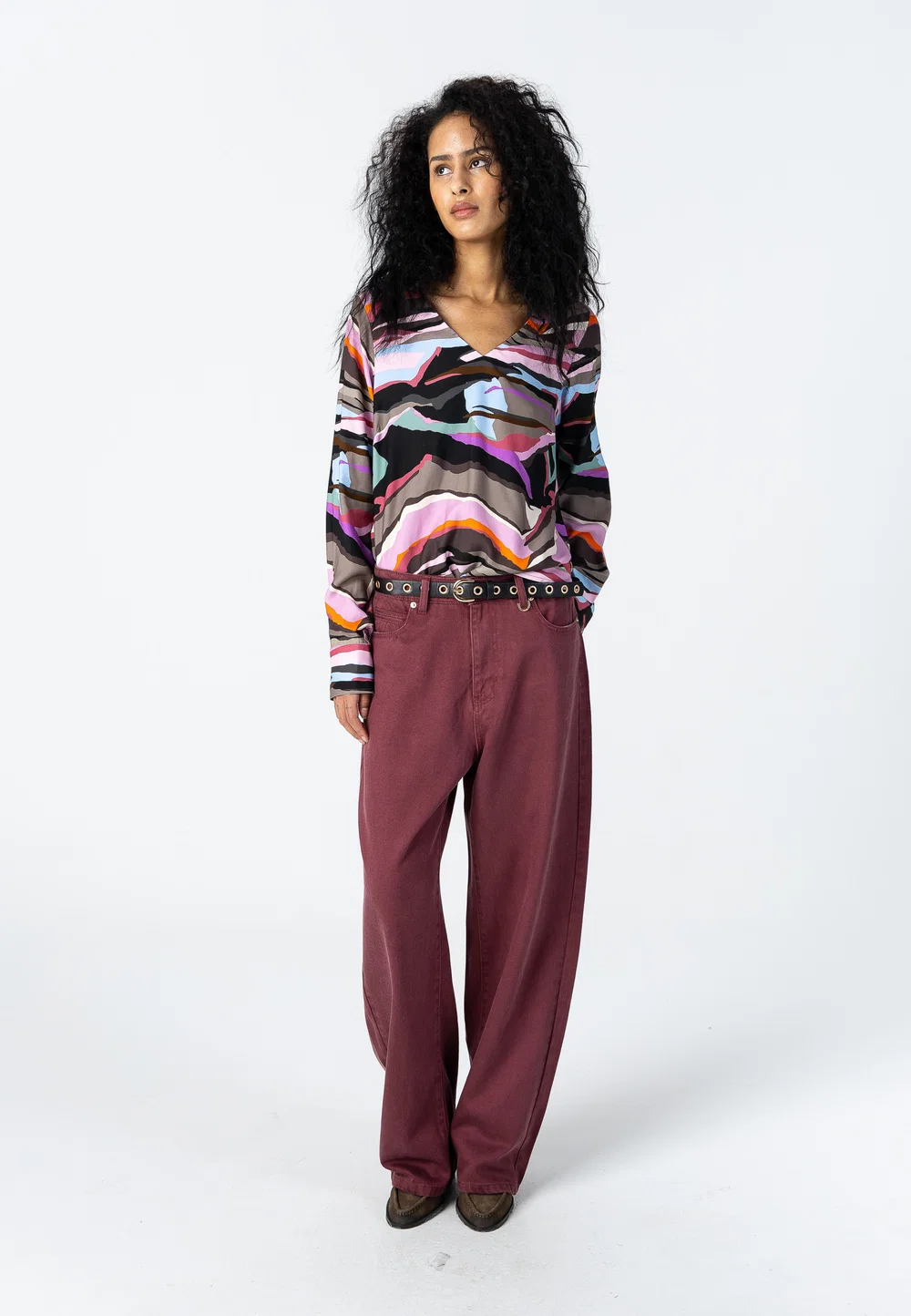 https://images.femalesconceptstore.becosoft.net/articles/Lyocell_jeans_-_Petra_fit-Pants-264-3406-Warm_blush_-_642-1_1000x.webp?qs=6003