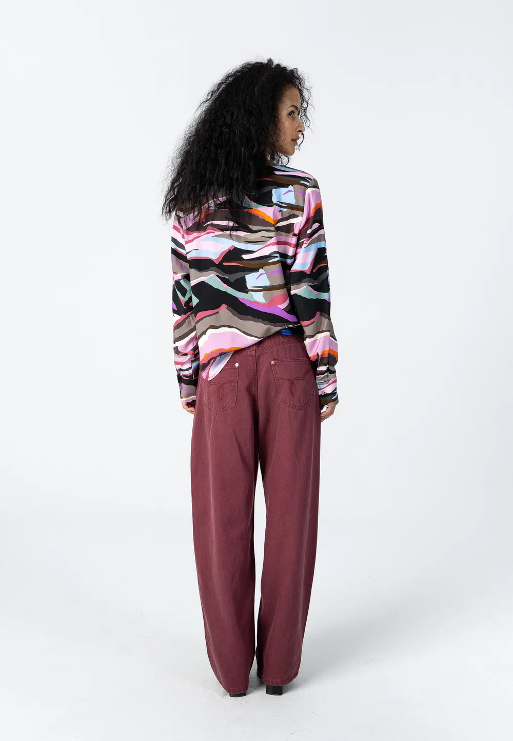 https://images.femalesconceptstore.becosoft.net/articles/Lyocell_jeans_-_Petra_fit-Pants-264-3406-Warm_blush_-_642-2_1000x.webp?qs=6004