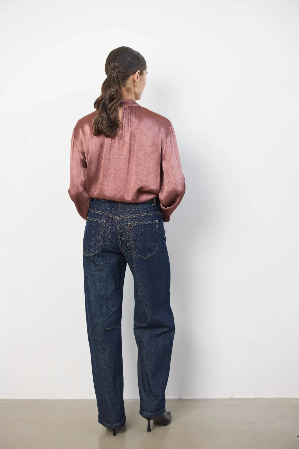 https://images.femalesconceptstore.becosoft.net/articles/MELANIECOPPER-WALDORFDENIMDARKBLUESessionSansTitre7600_resultat.webp?qs=6589