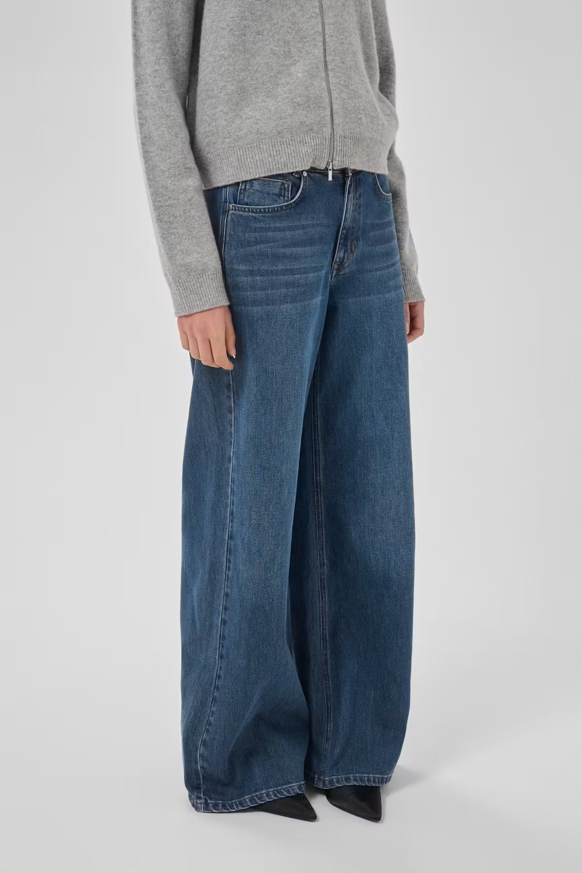 https://images.femalesconceptstore.becosoft.net/articles/MWNida1.jpg?qs=6059