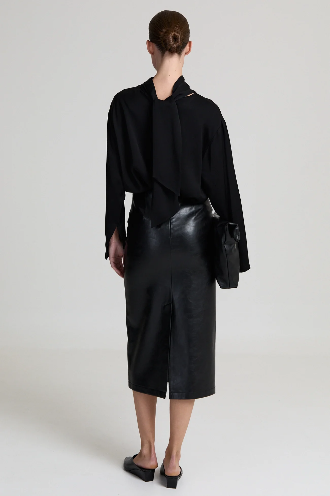 https://images.femalesconceptstore.becosoft.net/articles/Marcellablackleatherpencilskirt1.webp?qs=6382