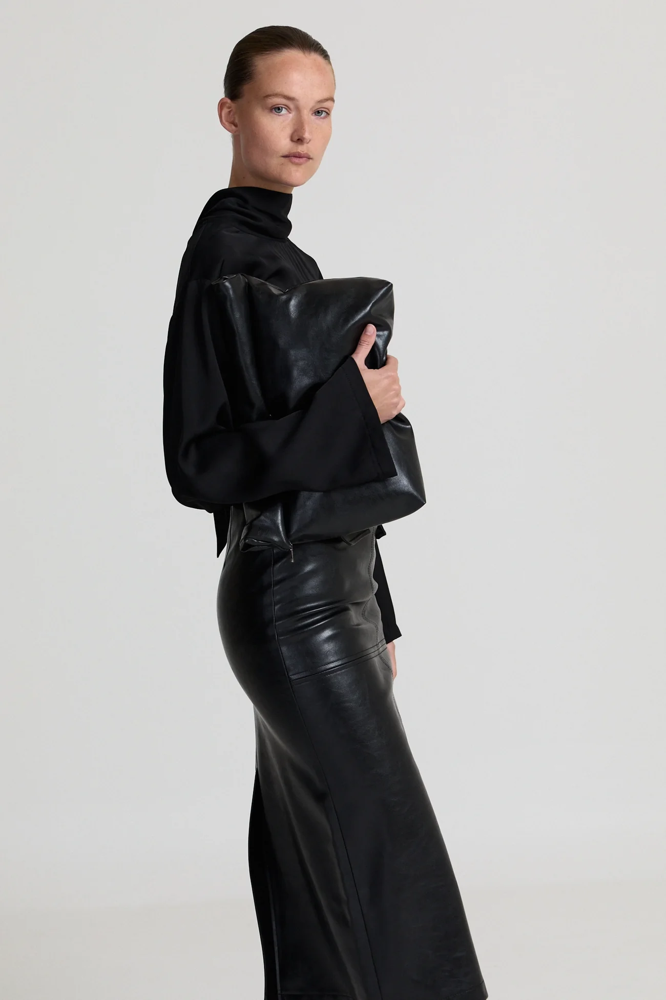 https://images.femalesconceptstore.becosoft.net/articles/Marcellablackleatherpencilskirt3.webp?qs=6383