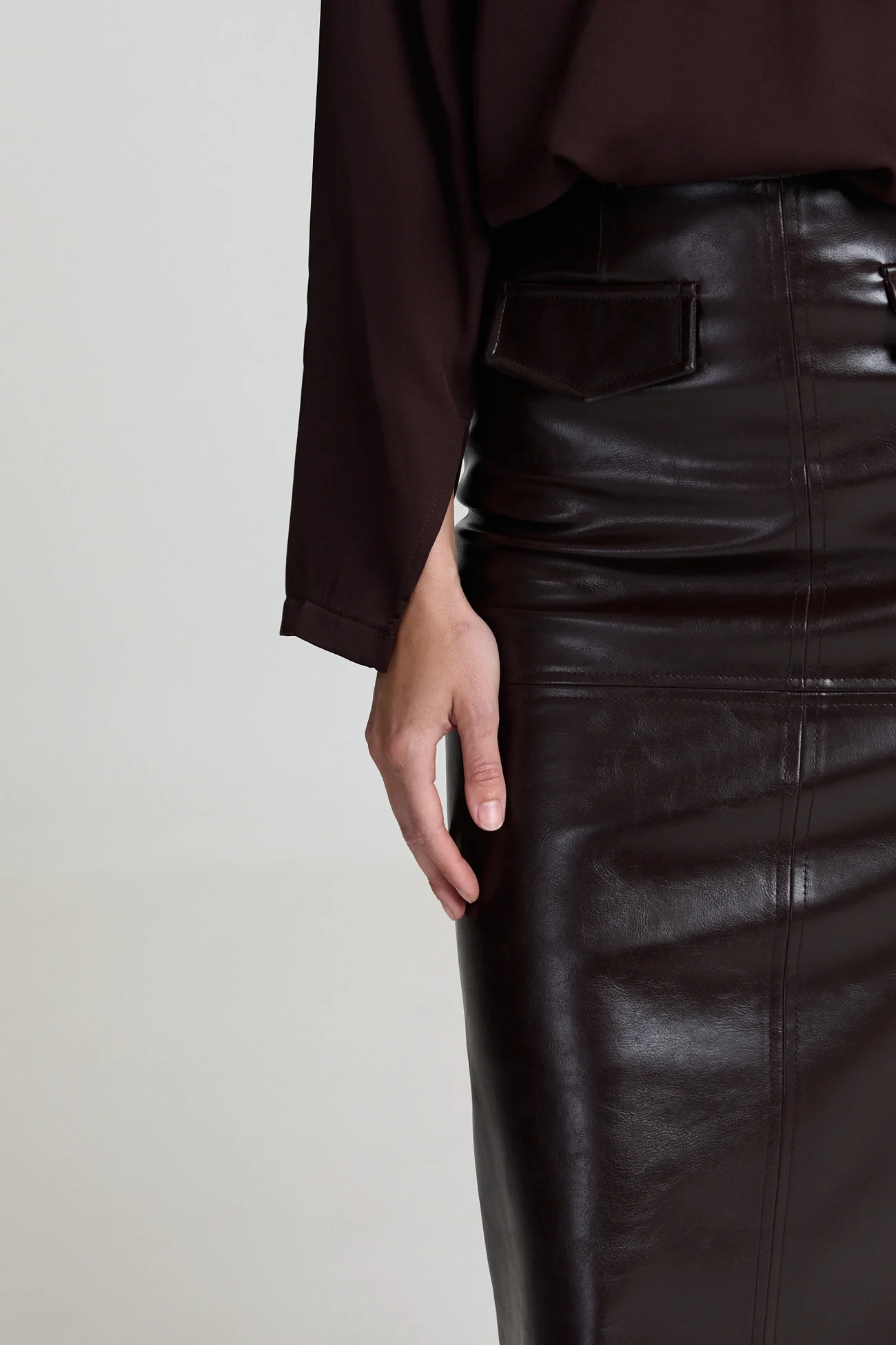 https://images.femalesconceptstore.becosoft.net/articles/Marcellabrownleatherpencilskirt1.webp?qs=6385
