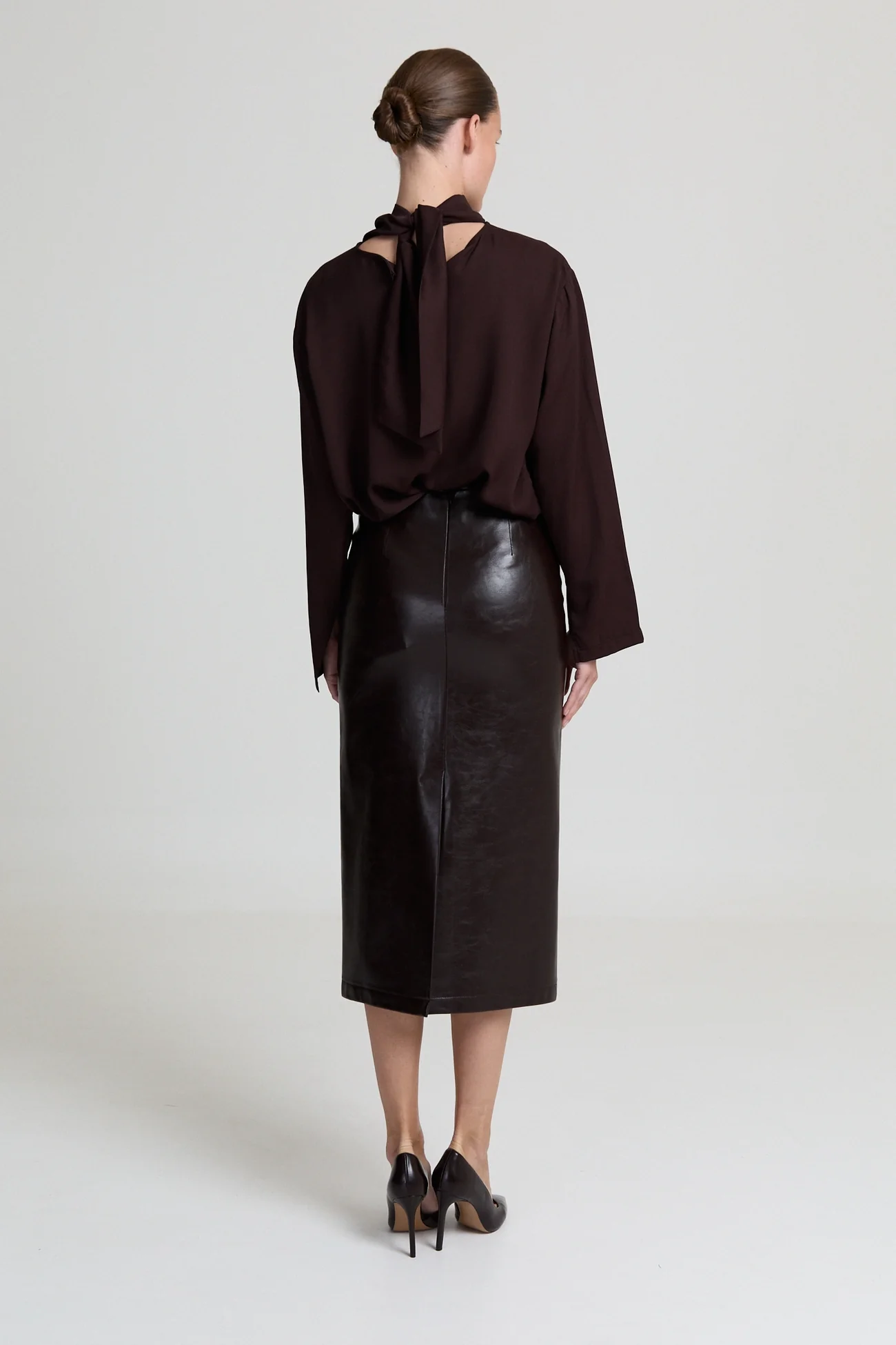 https://images.femalesconceptstore.becosoft.net/articles/Marcellabrownleatherpencilskirt4.webp?qs=6386