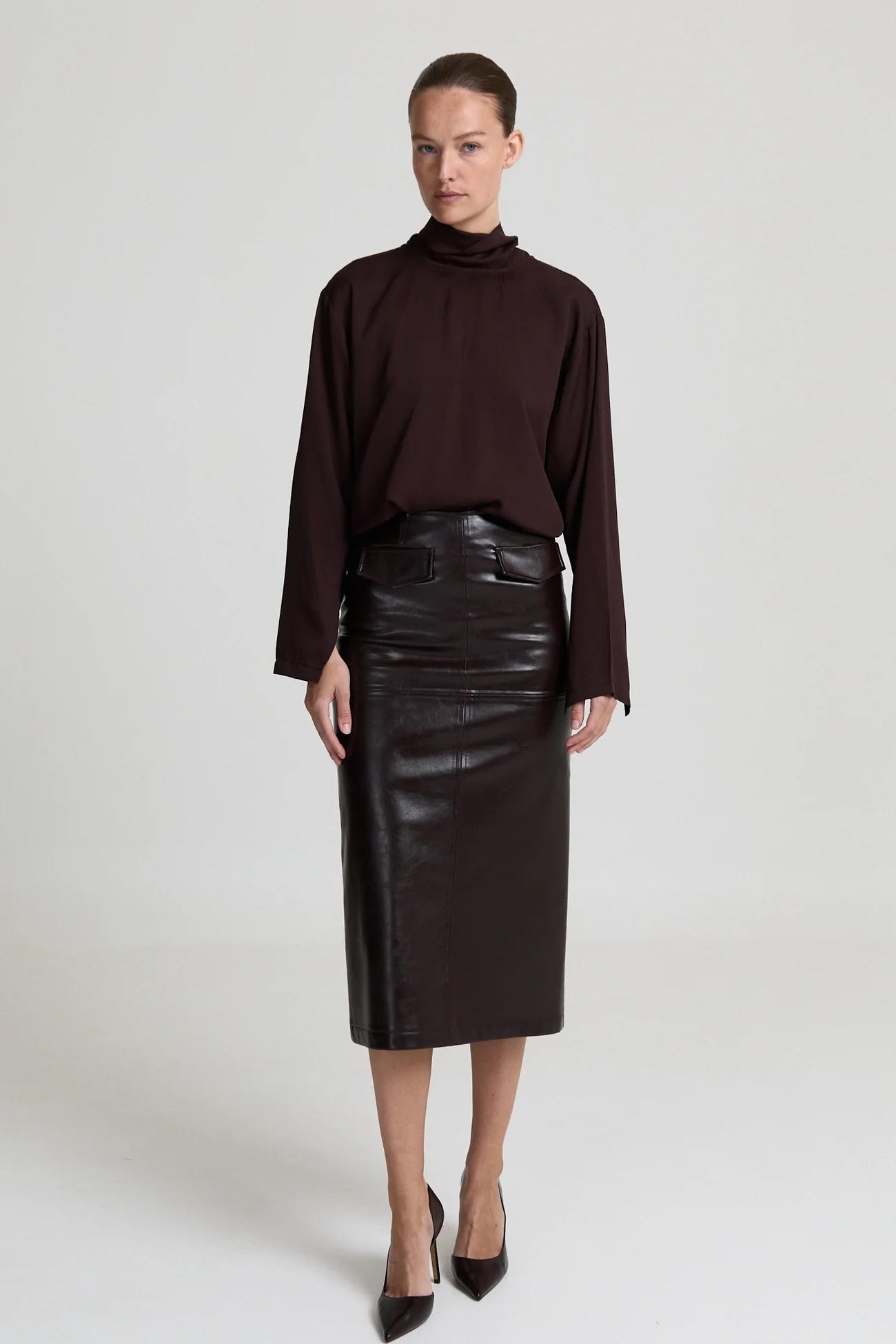 https://images.femalesconceptstore.becosoft.net/articles/Marcellabrownleatherpencilskirt5.webp?qs=6384