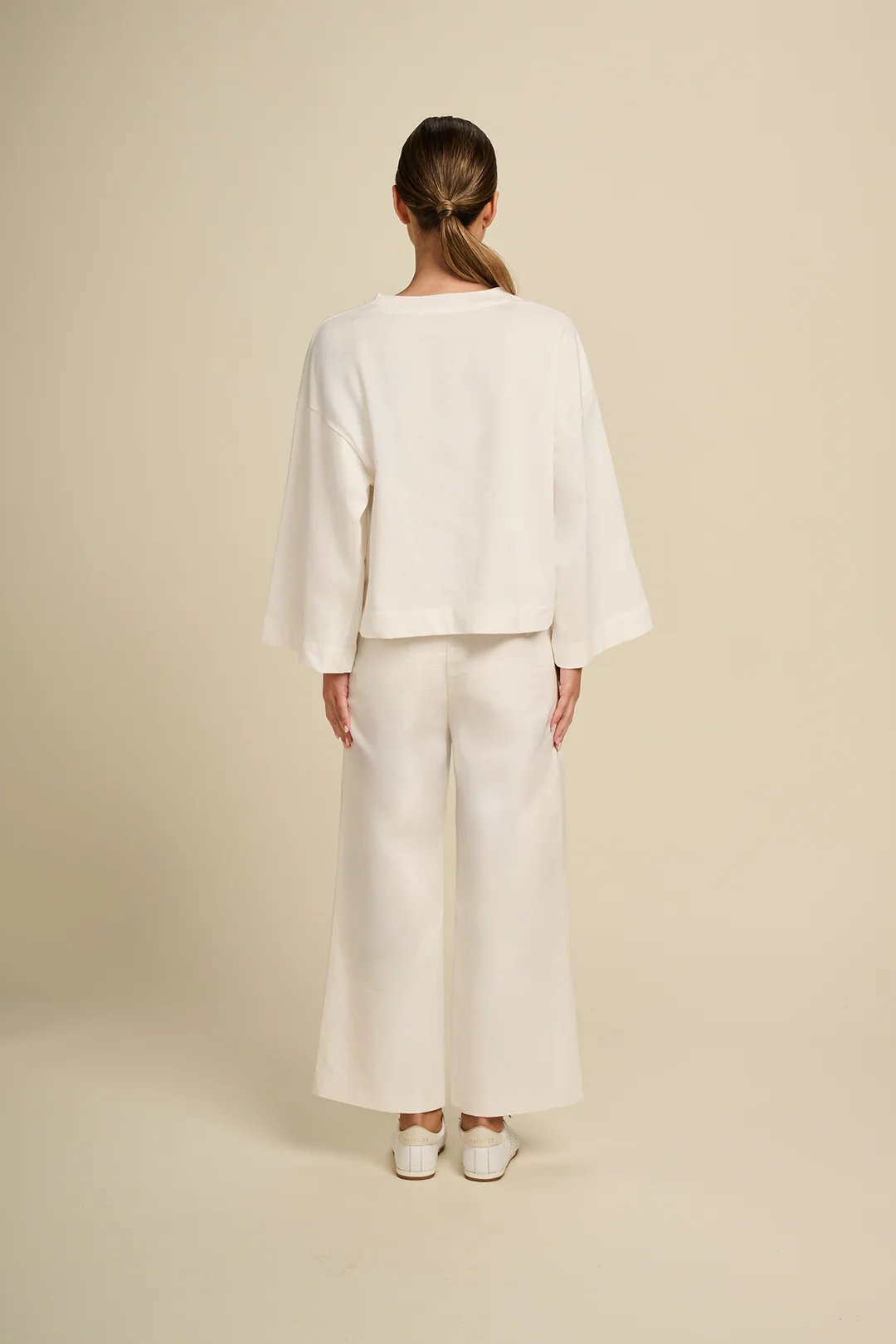 https://images.femalesconceptstore.becosoft.net/articles/March23_Top_Vivid_Ivory2.webp?qs=4549