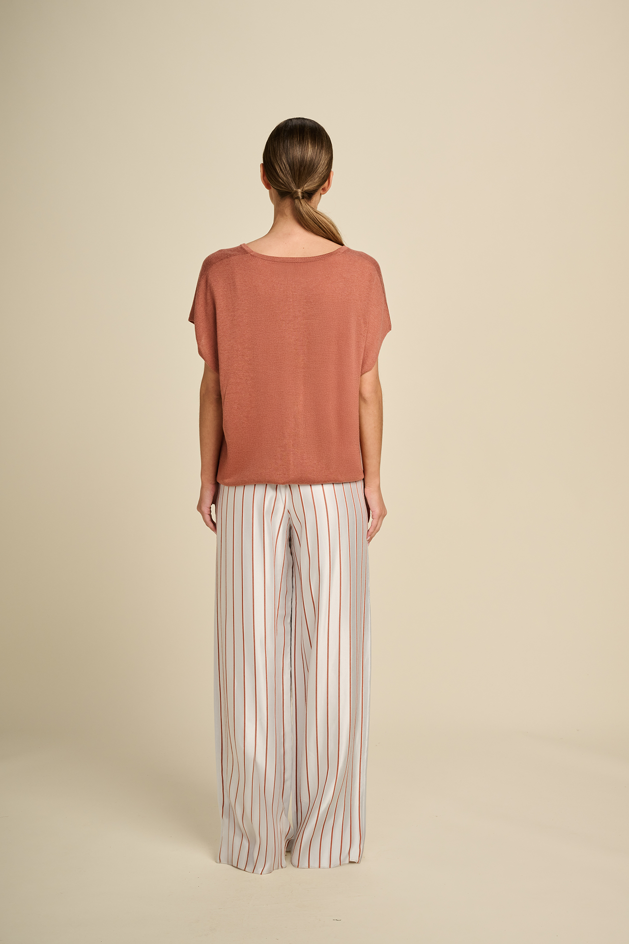 https://images.femalesconceptstore.becosoft.net/articles/March23_bluse_sublime_terracota_trousers_trousers_flow_terracottamix.png?qs=4571