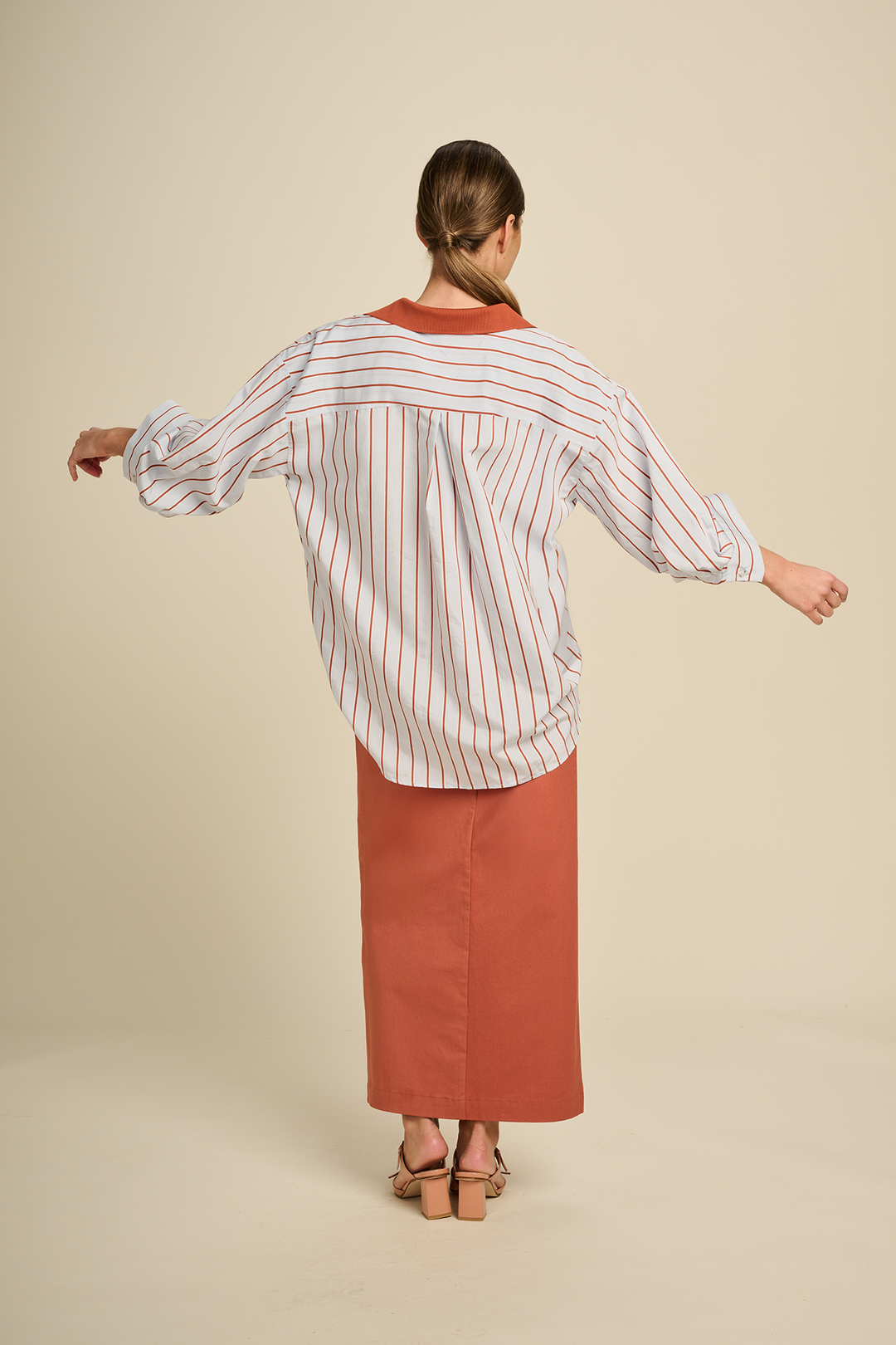 https://images.femalesconceptstore.becosoft.net/articles/March23_solace_terracotta_skirt3.png?qs=4552