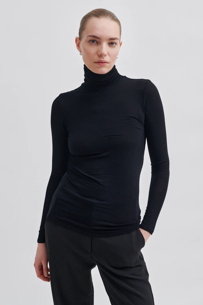 https://images.femalesconceptstore.becosoft.net/articles/MatimaT-Neck55201-8001_11_700x.webp?qs=4449
