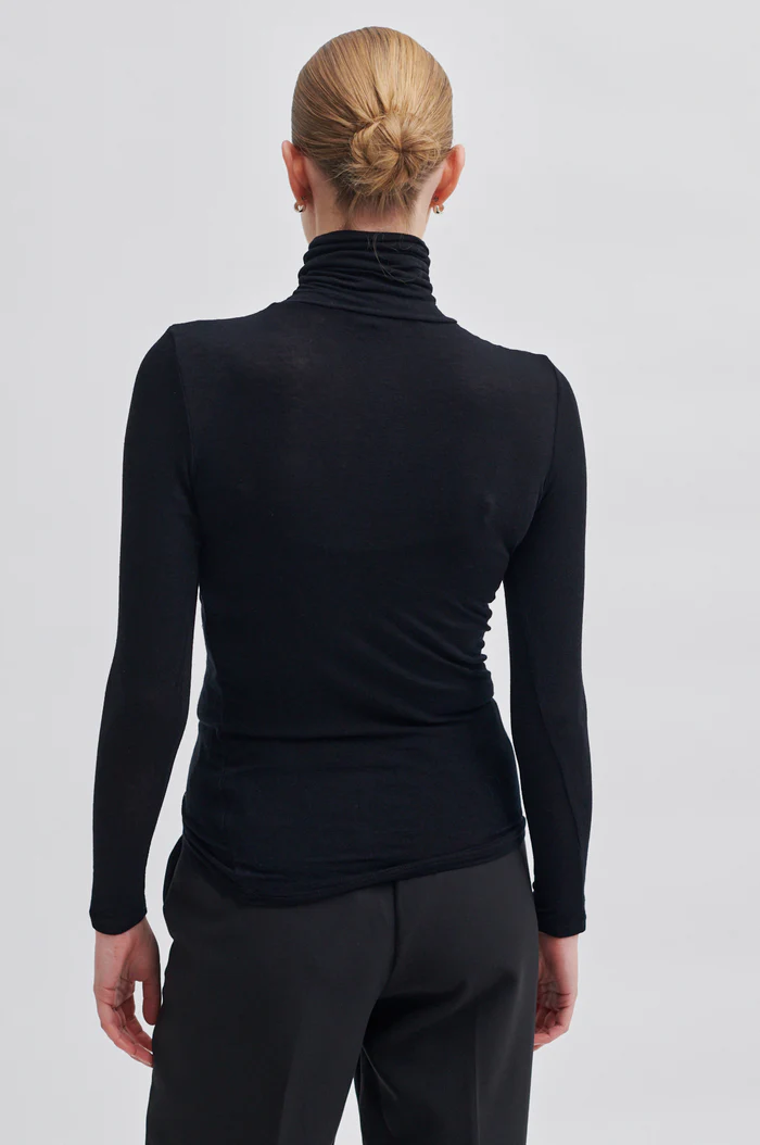 https://images.femalesconceptstore.becosoft.net/articles/MatimaT-neck55201-8001_13_700x.webp?qs=4450