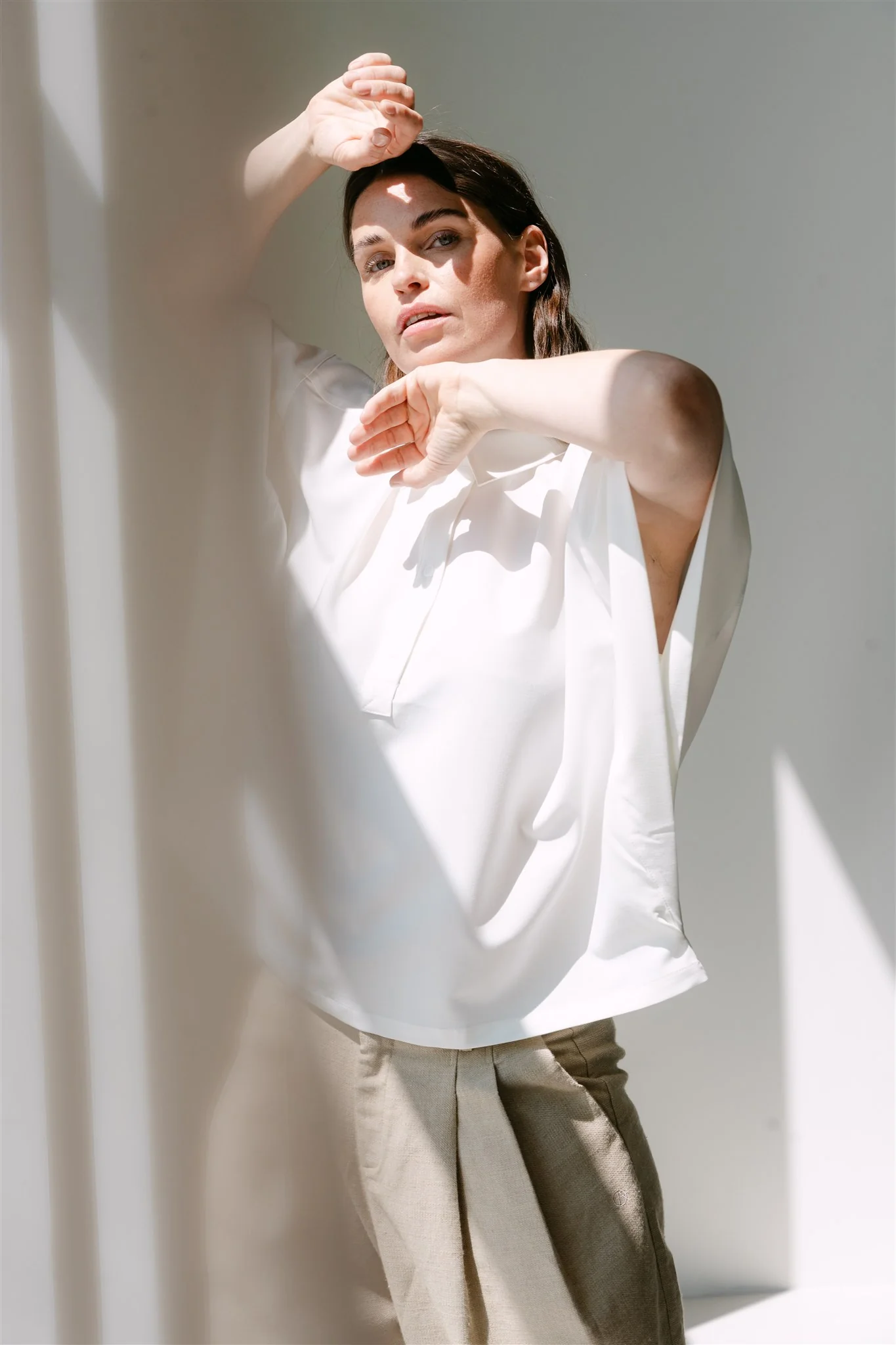 https://images.femalesconceptstore.becosoft.net/articles/MieeilleS6_off_white_blouse.webp?qs=4922