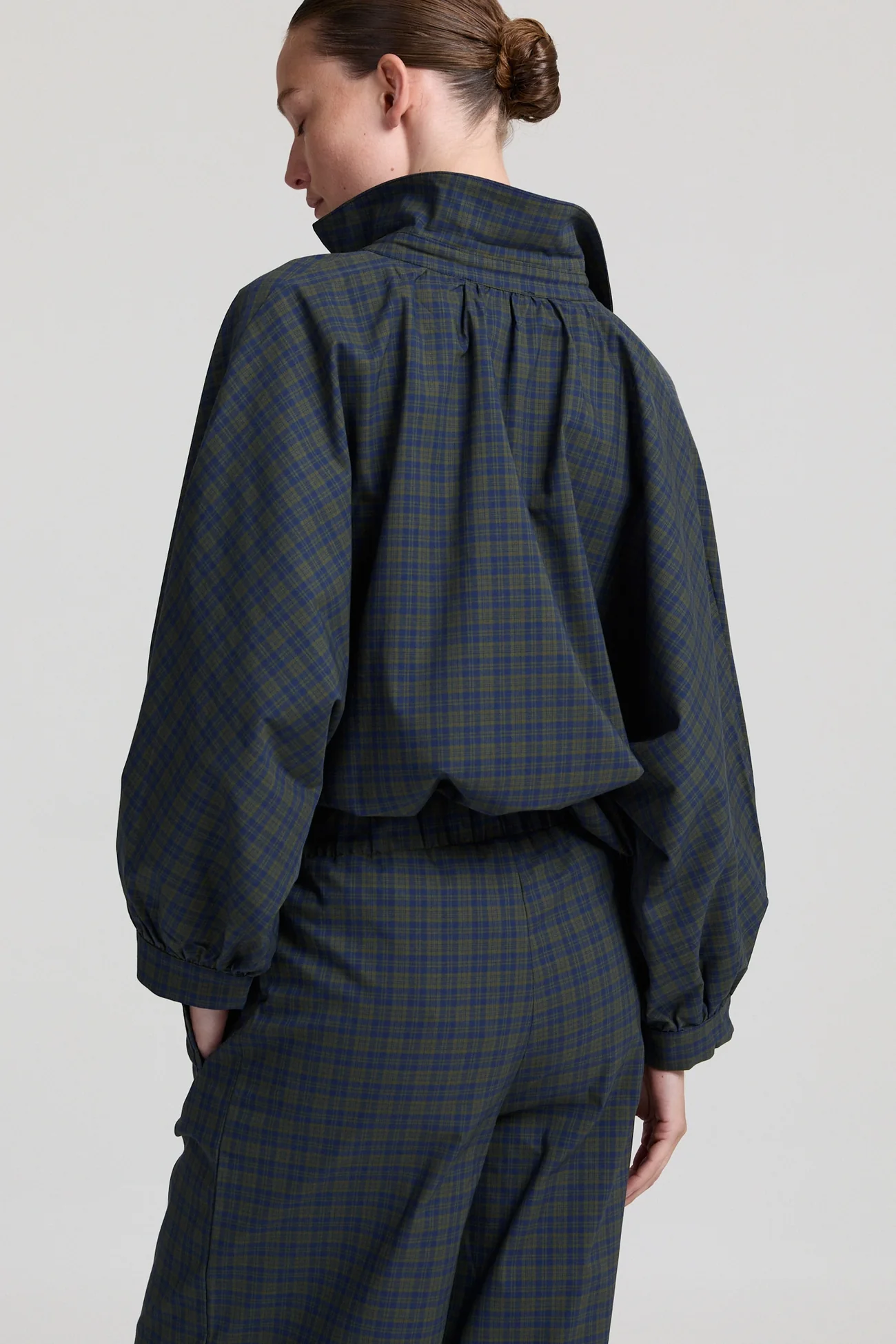 https://images.femalesconceptstore.becosoft.net/articles/Milkey.Leonie.khaki.Blue.checked2_96ccf0a9-2a5f-476d-a69e-cd78d2c1d038.webp?qs=5777