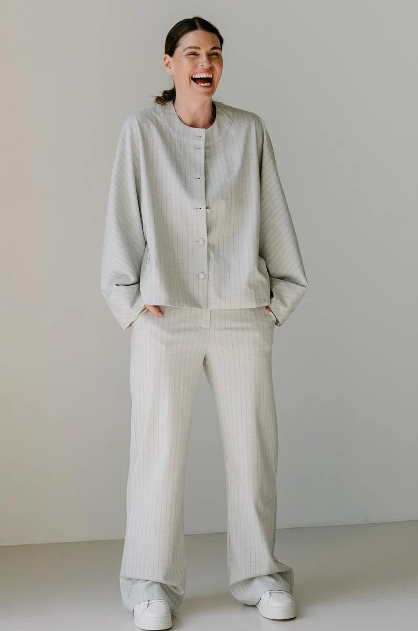 https://images.femalesconceptstore.becosoft.net/articles/MoosS6_trouser_light_grey_SS26_Aimee_the_Label_2.jpg?qs=4789