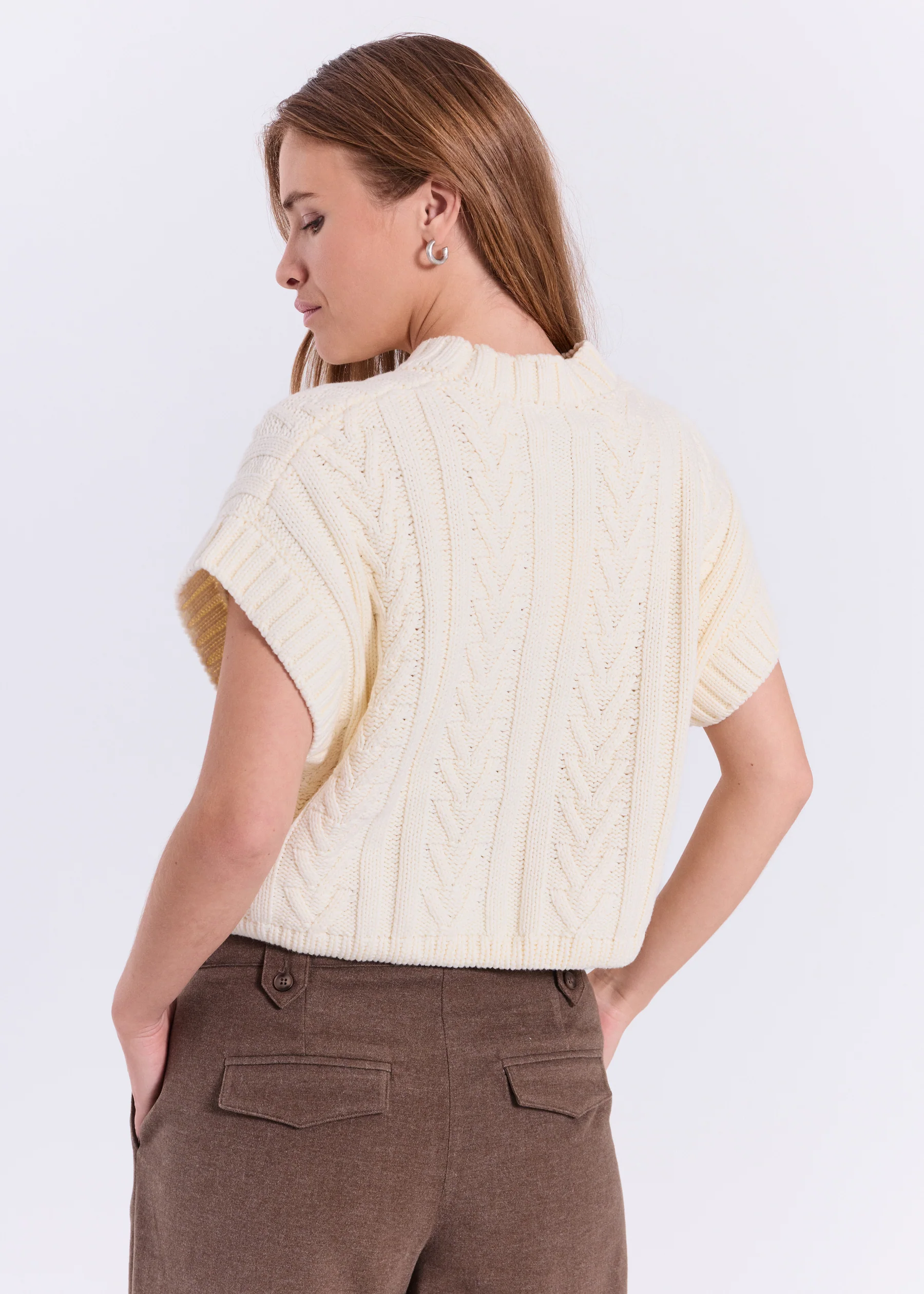 https://images.femalesconceptstore.becosoft.net/articles/Neel_knit_waistcoat-Knits-11863435-Off-white-1.webp?qs=6096