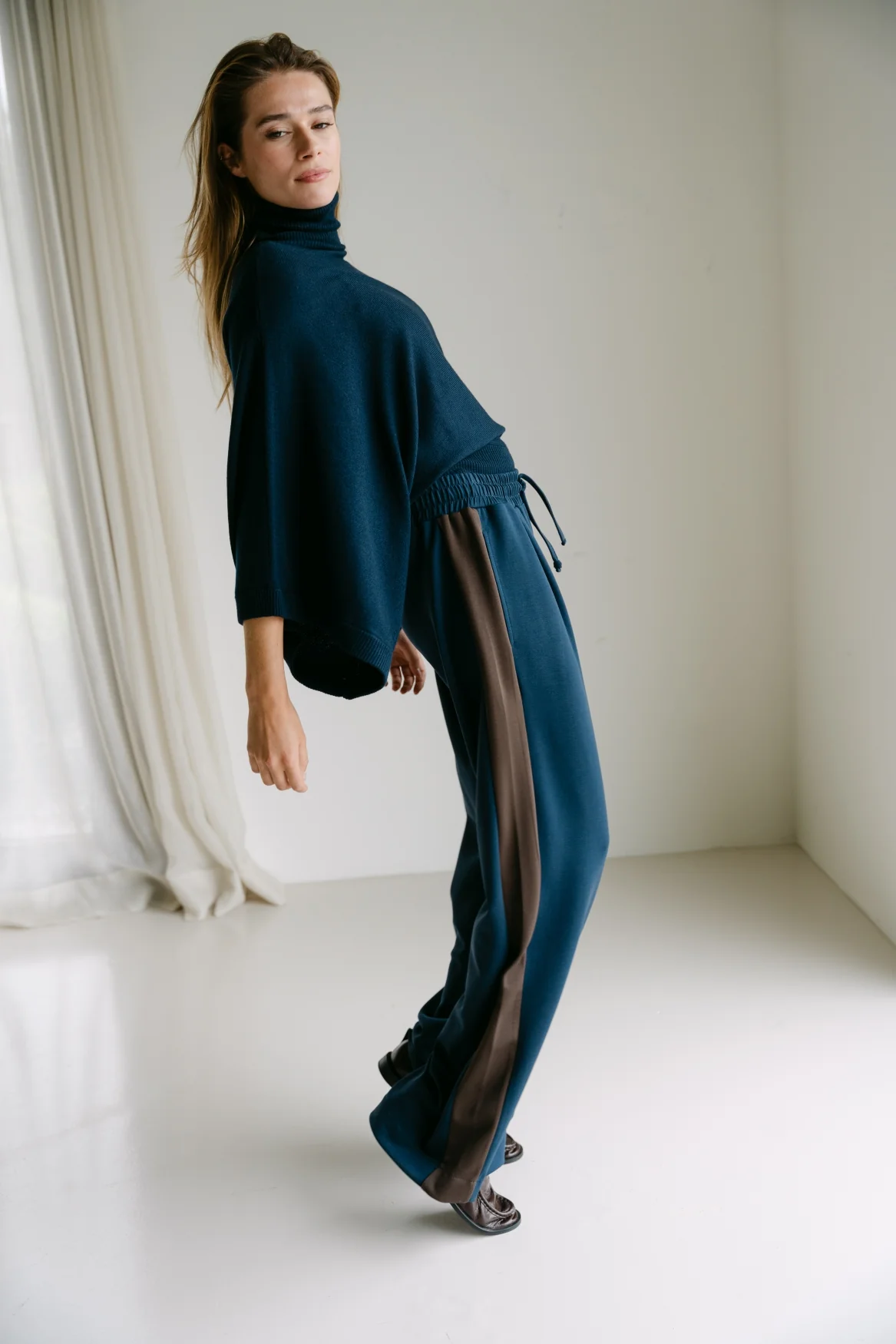 https://images.femalesconceptstore.becosoft.net/articles/Nero_sweater_navy_-_Simone_trouser_navy_-_1_-_AW25_-_Aimeethelabel_1f7cce2e-b45c-4efd-ac01-1d5b3d8ae434.webp?qs=3848