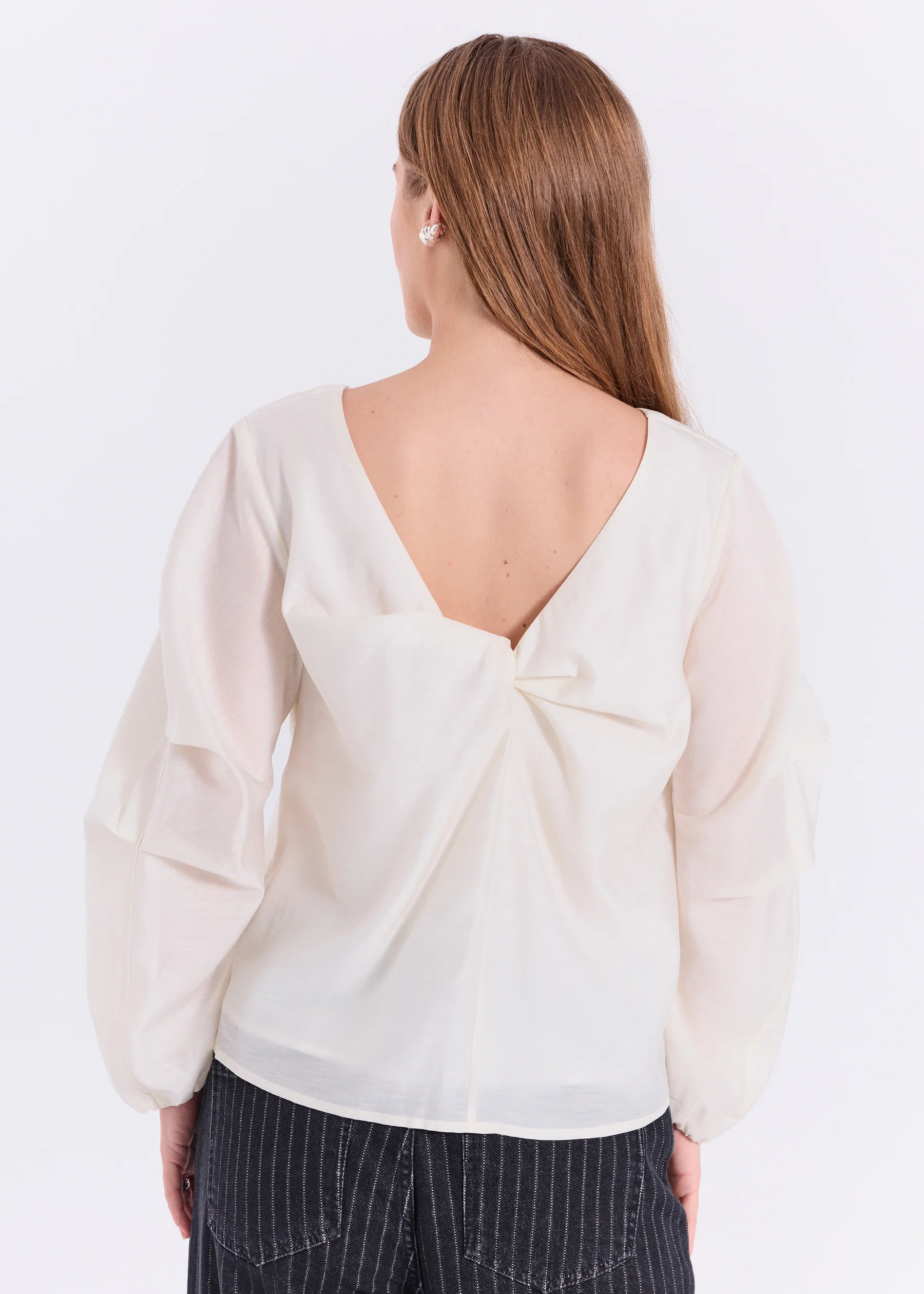 https://images.femalesconceptstore.becosoft.net/articles/Nuna_top-Tops-11863391-White-1.webp?qs=6099