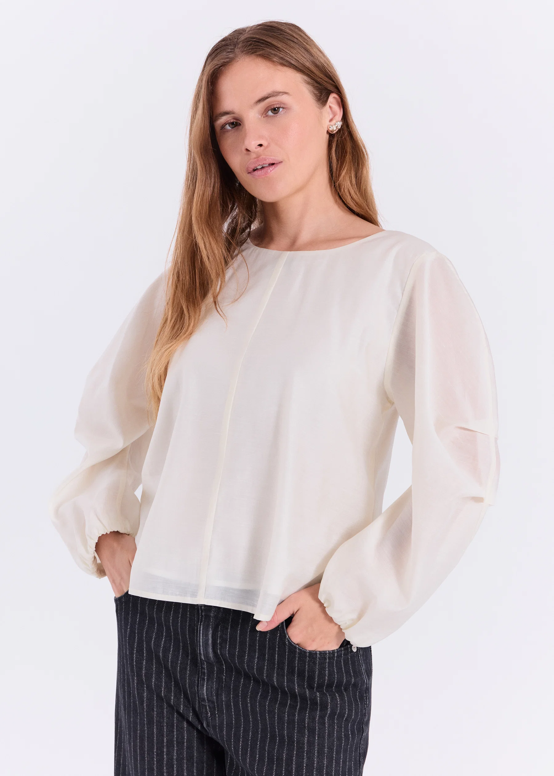 https://images.femalesconceptstore.becosoft.net/articles/Nuna_top-Tops-11863391-White.webp?qs=6098
