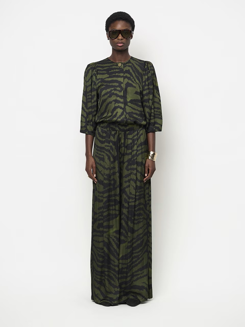 https://images.femalesconceptstore.becosoft.net/articles/Onique1.jpg?qs=6335