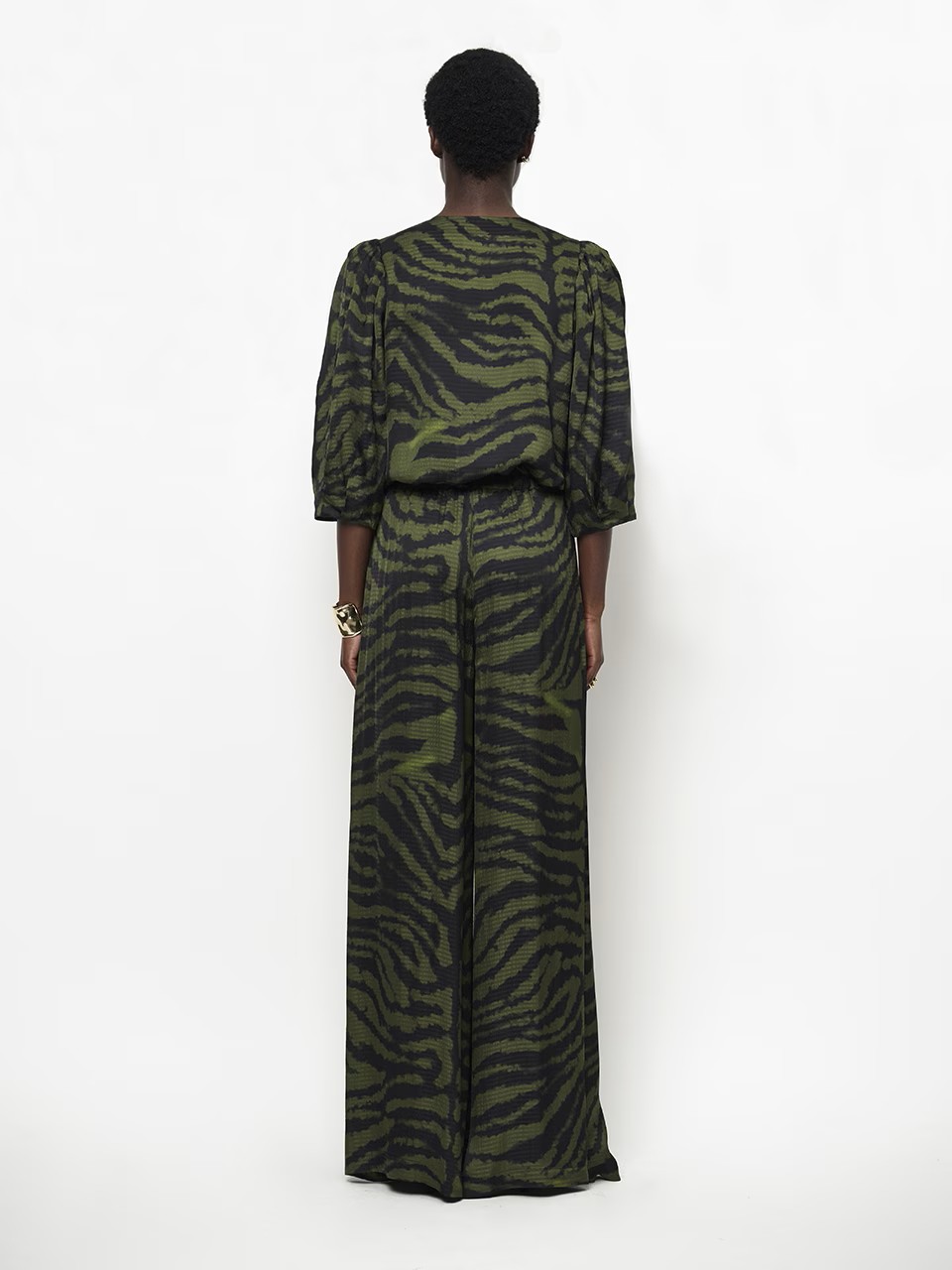 https://images.femalesconceptstore.becosoft.net/articles/Onique2.jpg?qs=6336