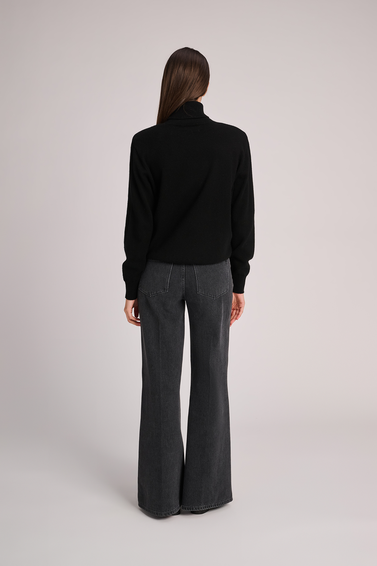 https://images.femalesconceptstore.becosoft.net/articles/Pull_anna_black_trousers_mumbai_darkgrey_march23_.jpg?qs=6778