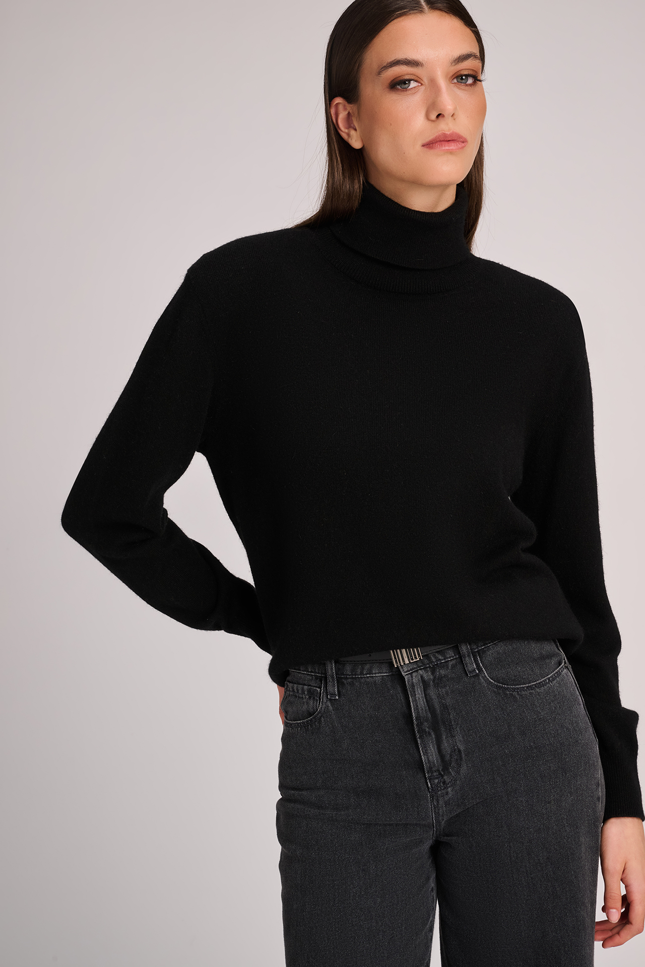 https://images.femalesconceptstore.becosoft.net/articles/Pull_anna_black_trousers_mumbai_darkgrey_march23_3.jpg?qs=6777