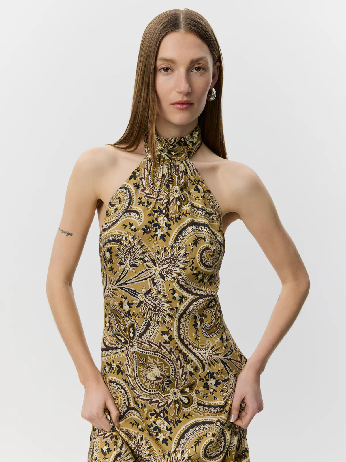 https://images.femalesconceptstore.becosoft.net/articles/RAESW_PAISLEY_PRINTET_HALTERNECK_TOP-Top-S262406-7163_Bronze_Mix_Paisley-3.webp?qs=5226