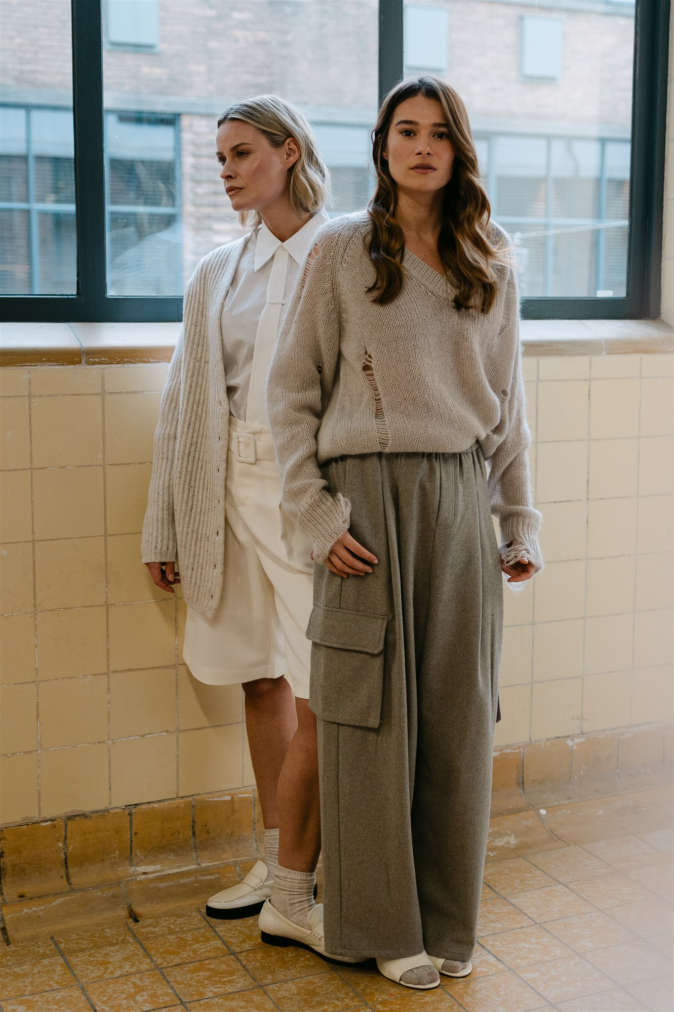 https://images.femalesconceptstore.becosoft.net/articles/RhodosW6Trouser-Grey-32-6.jpg?qs=6468