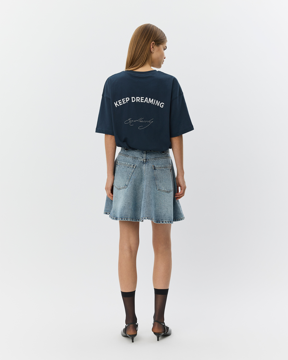https://images.femalesconceptstore.becosoft.net/articles/S261430-VERASWBOXYT-SHIRT-5119NavyBlue-Extra4.jpg?qs=4575