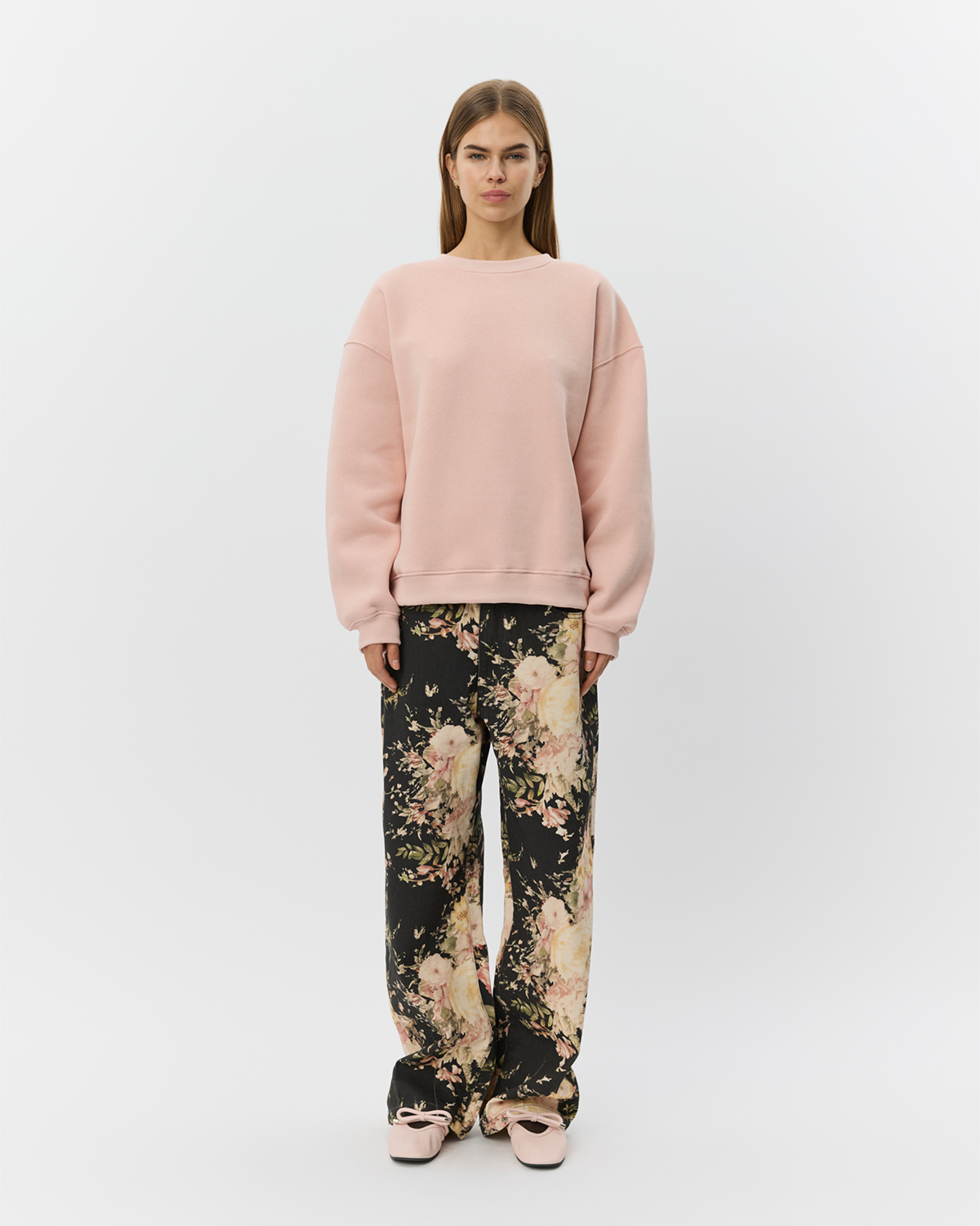 https://images.femalesconceptstore.becosoft.net/articles/S261490-EMISWSWEATSHIRT-4260DoucePink-Extra3.jpg?qs=4579