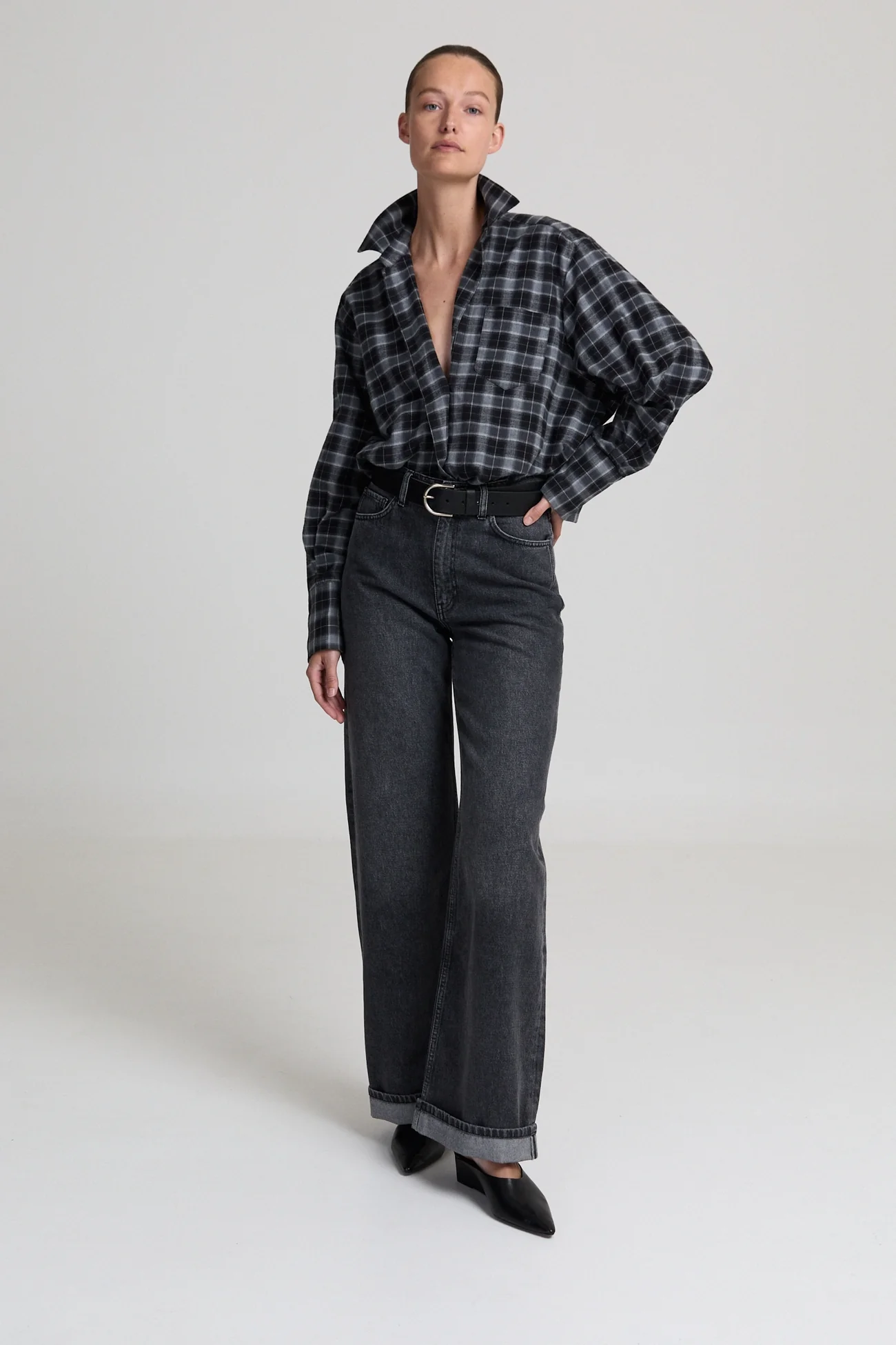 https://images.femalesconceptstore.becosoft.net/articles/Scottshirtgreychecked1.webp?qs=5889