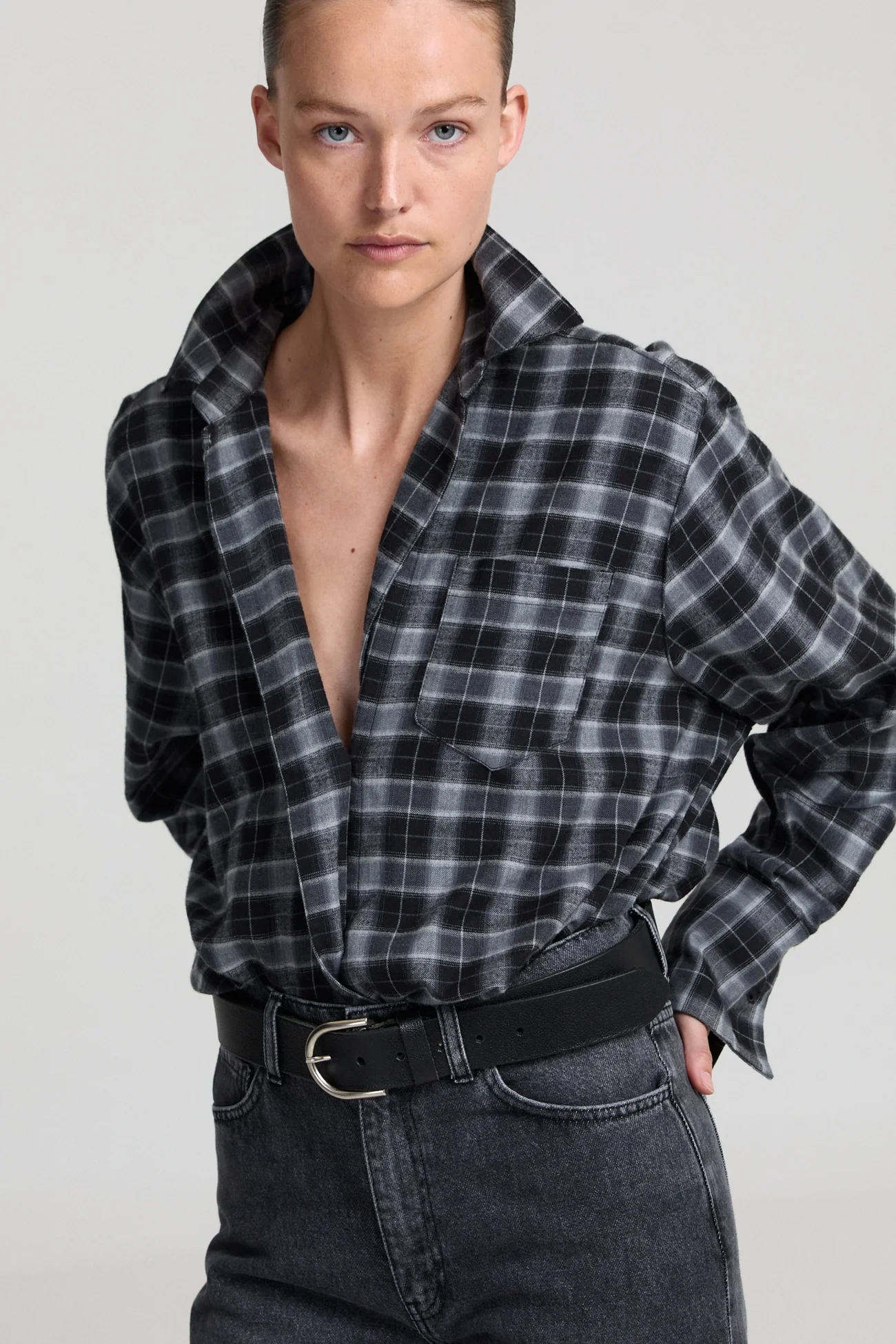 https://images.femalesconceptstore.becosoft.net/articles/Scottshirtgreychecked3.webp?qs=5888