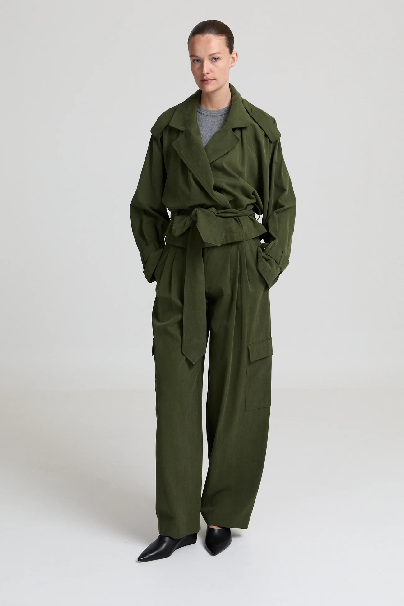 https://images.femalesconceptstore.becosoft.net/articles/Simonejacketkhakigreen1.webp?qs=5894