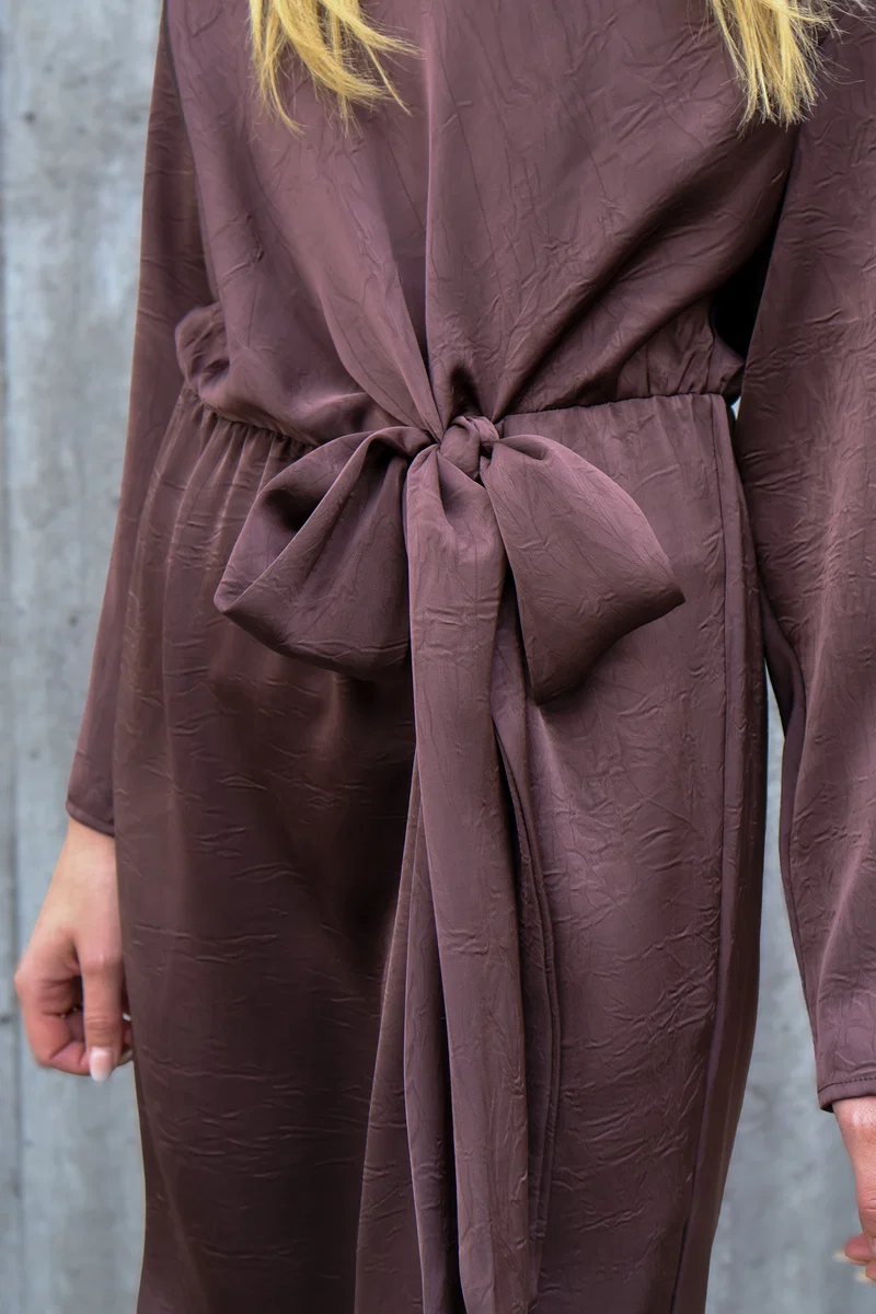 https://images.femalesconceptstore.becosoft.net/articles/Sinda_drape_dress_AV8252-Dresses-AV8252-194_Dark_Brown-2_800x.webp?height=150&width=150&scale=canvas&qs=6039