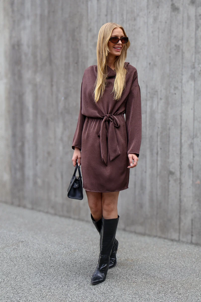https://images.femalesconceptstore.becosoft.net/articles/Sinda_drape_dress_AV82Sinda52-Dresses-AV8252-194_Dark_Brown_4feeb761-a418-47b0-b4a1-e27defc86f65_800x.webp?qs=6037