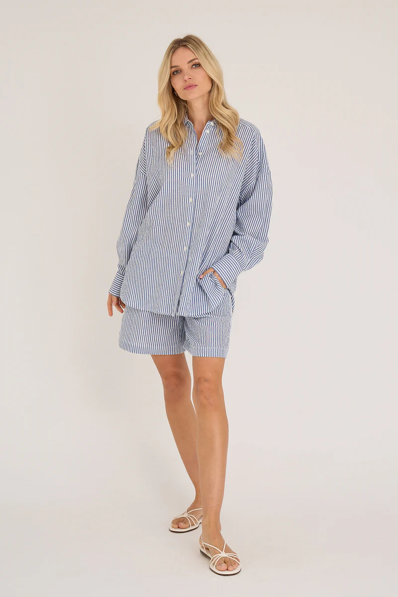 https://images.femalesconceptstore.becosoft.net/articles/Sonja_shirt_AV8158-Shorts-AV8158-687_Navy_white_800x.webp?qs=5257