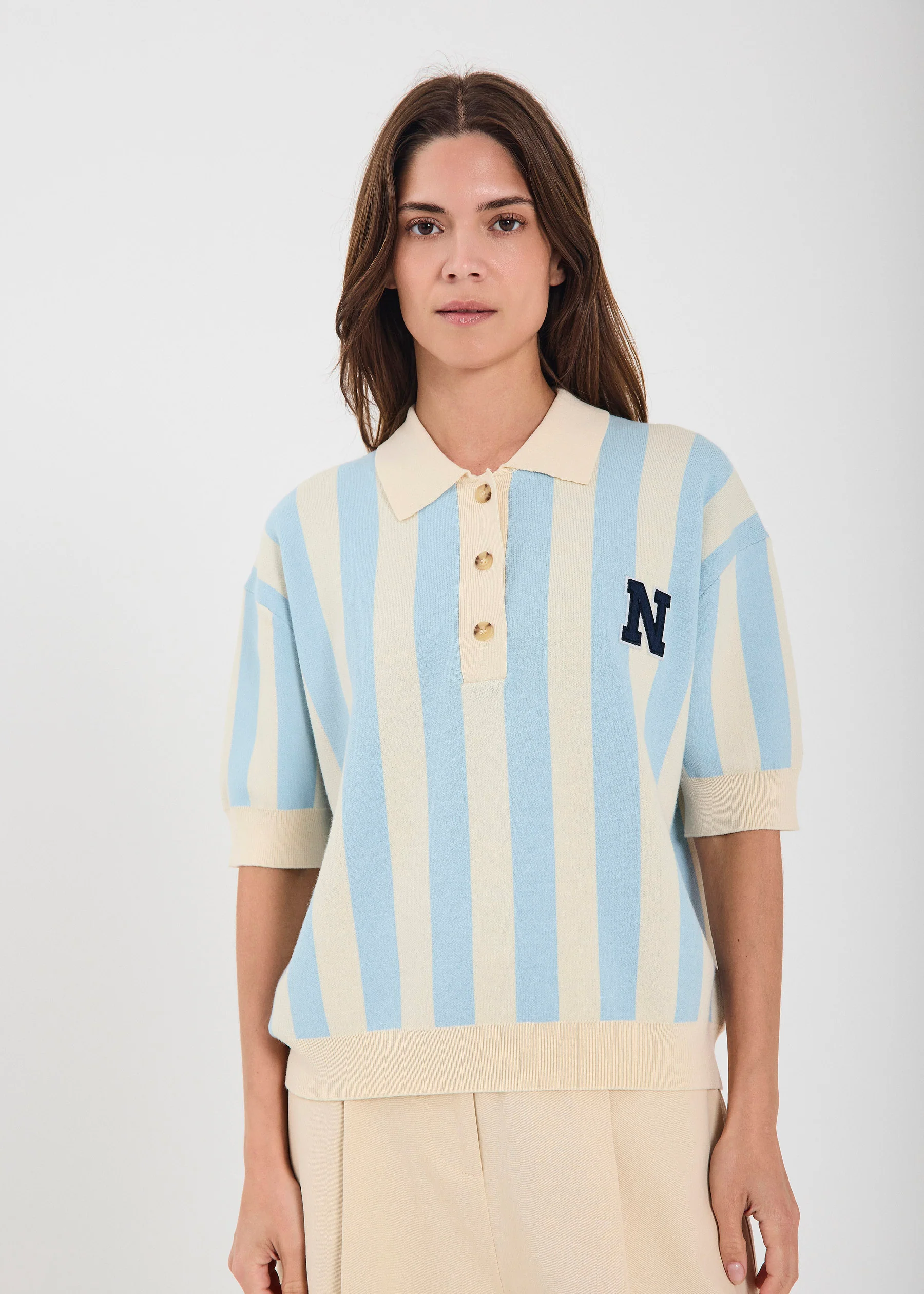 https://images.femalesconceptstore.becosoft.net/articles/Varsity_knit_polo-Knits-11863278-Light_blue_stripe-2.webp?qs=4671