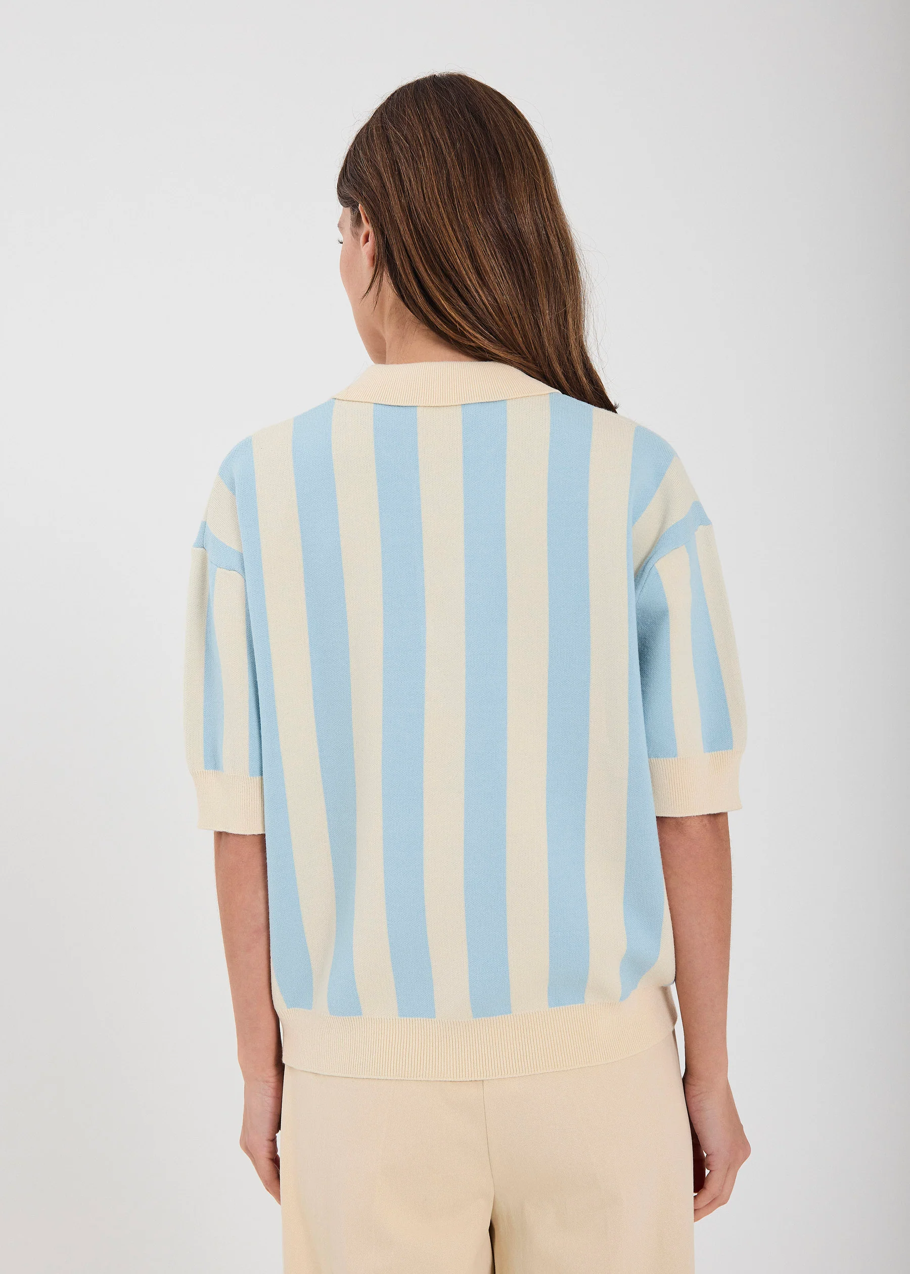 https://images.femalesconceptstore.becosoft.net/articles/Varsity_knit_polo-Knits-11863278-Light_blue_stripe-4.webp?qs=4672