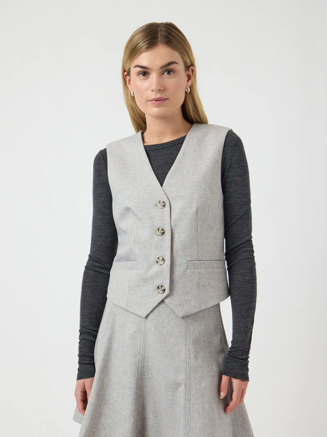 https://images.femalesconceptstore.becosoft.net/articles/Yasriu1-waistcoat.webp?qs=4500