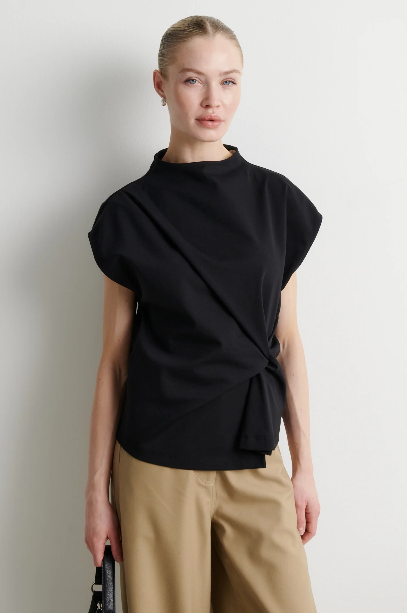https://images.femalesconceptstore.becosoft.net/articles/arkai1.webp?qs=6914