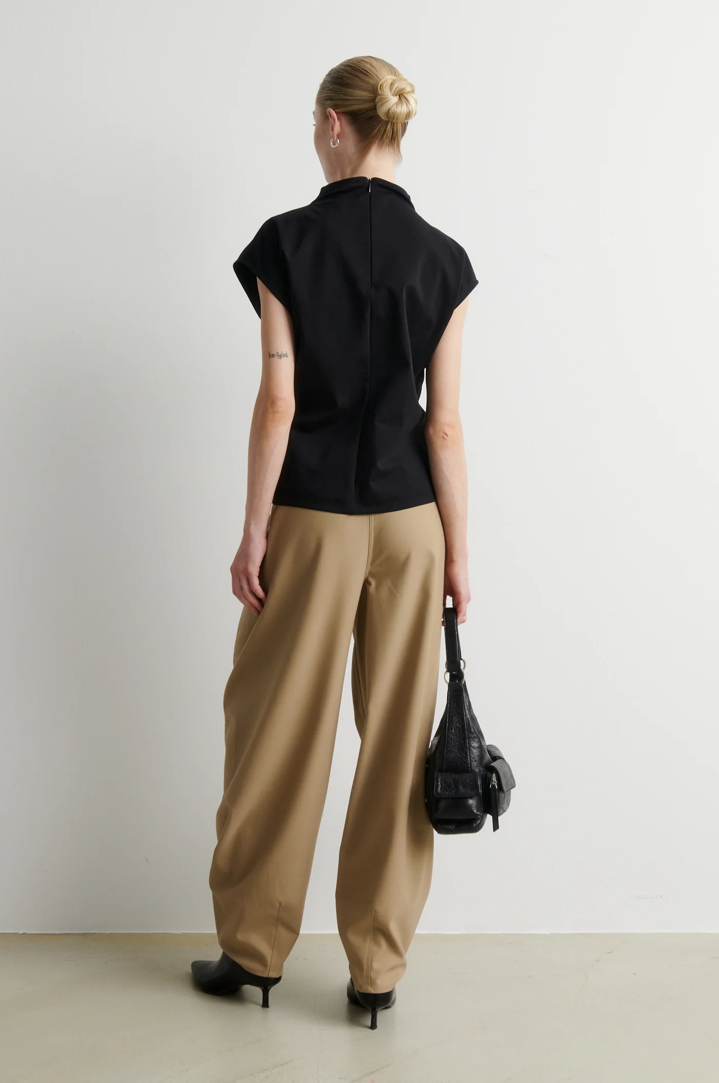 https://images.femalesconceptstore.becosoft.net/articles/arkai2.webp?qs=6915