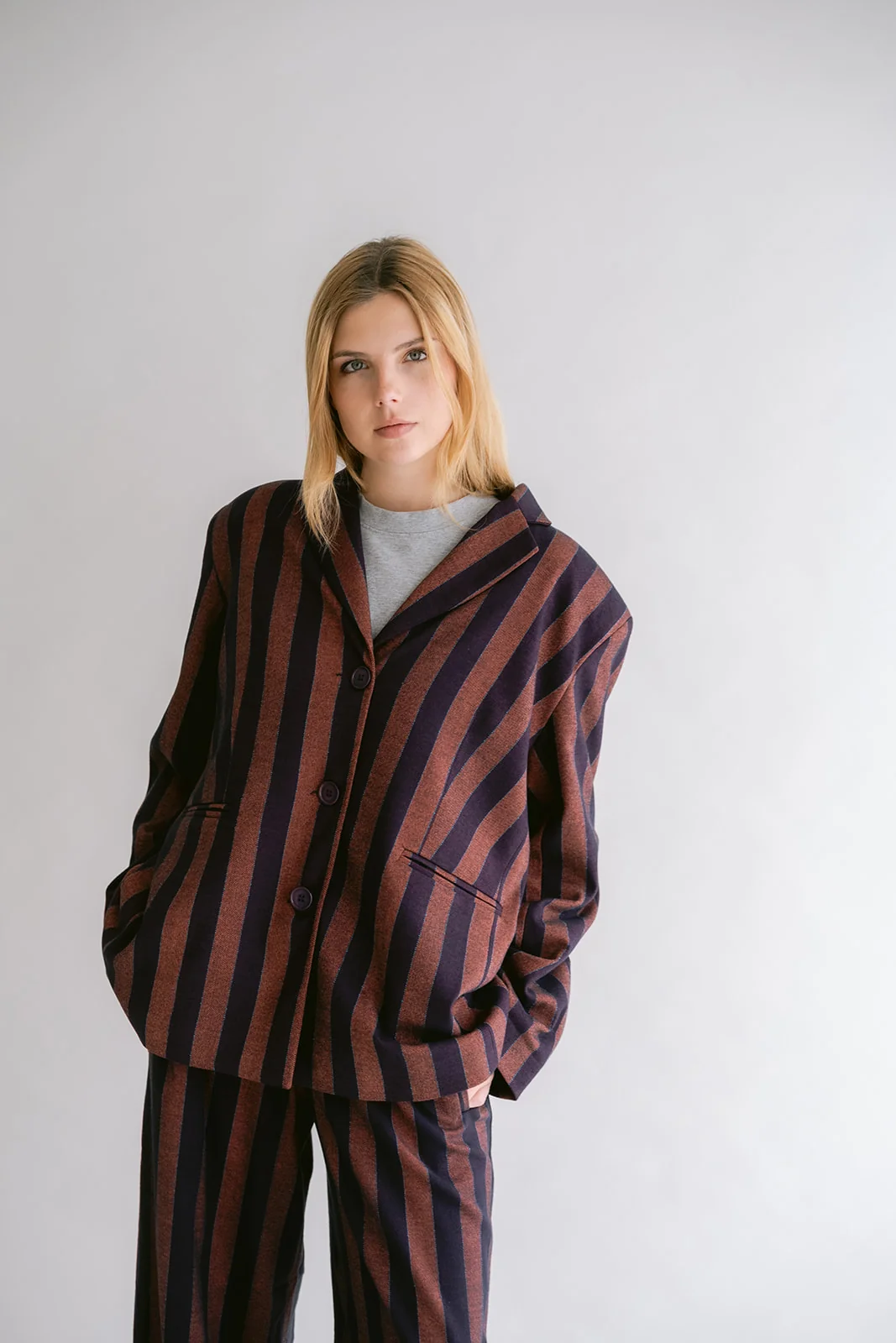 https://images.femalesconceptstore.becosoft.net/articles/arthur-blazer-orange-brown-stripe01.webp?qs=6504