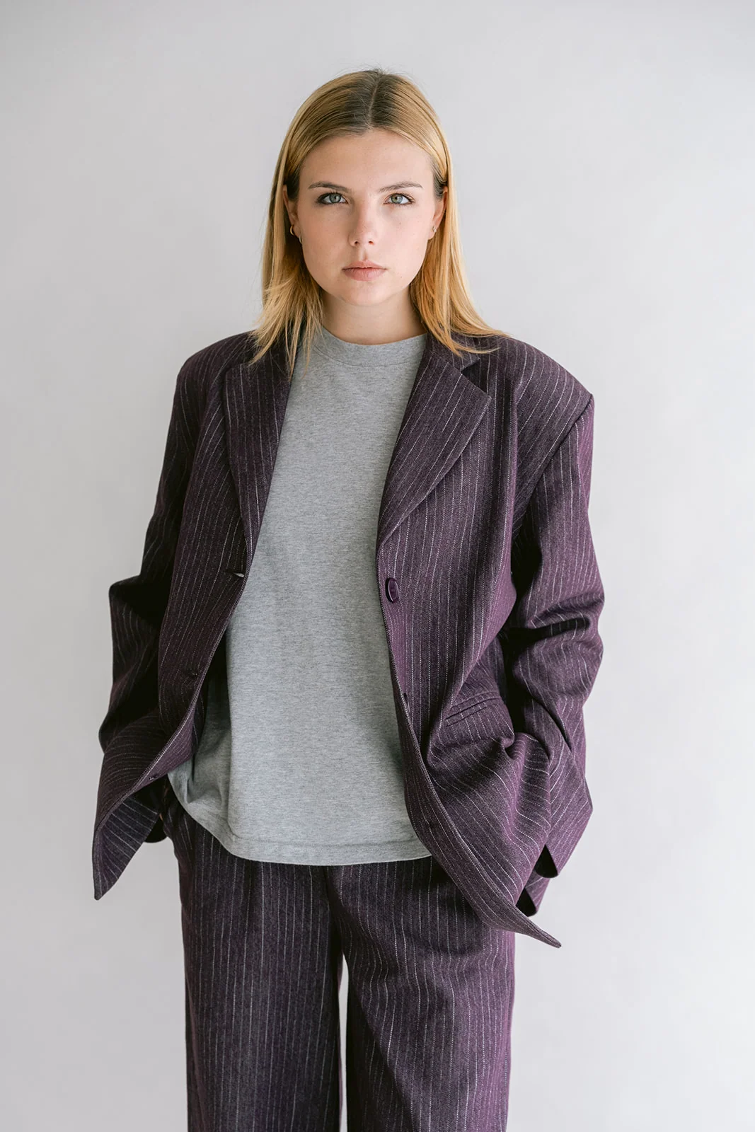 https://images.femalesconceptstore.becosoft.net/articles/arthur-blazer-prume-stripe-jeans-01.webp?qs=6789